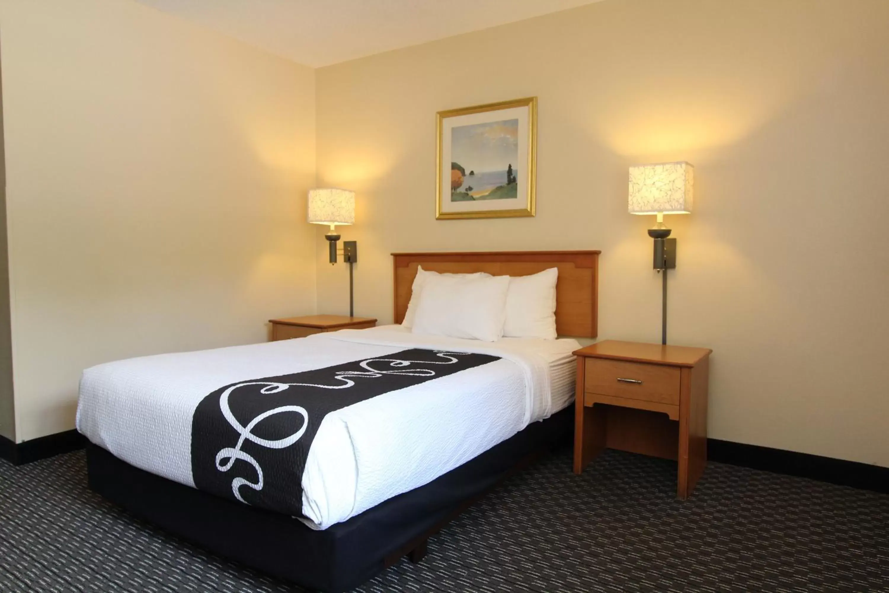 Bedroom, Bed in La Quinta by Wyndham Tampa Fairgrounds - Casino
