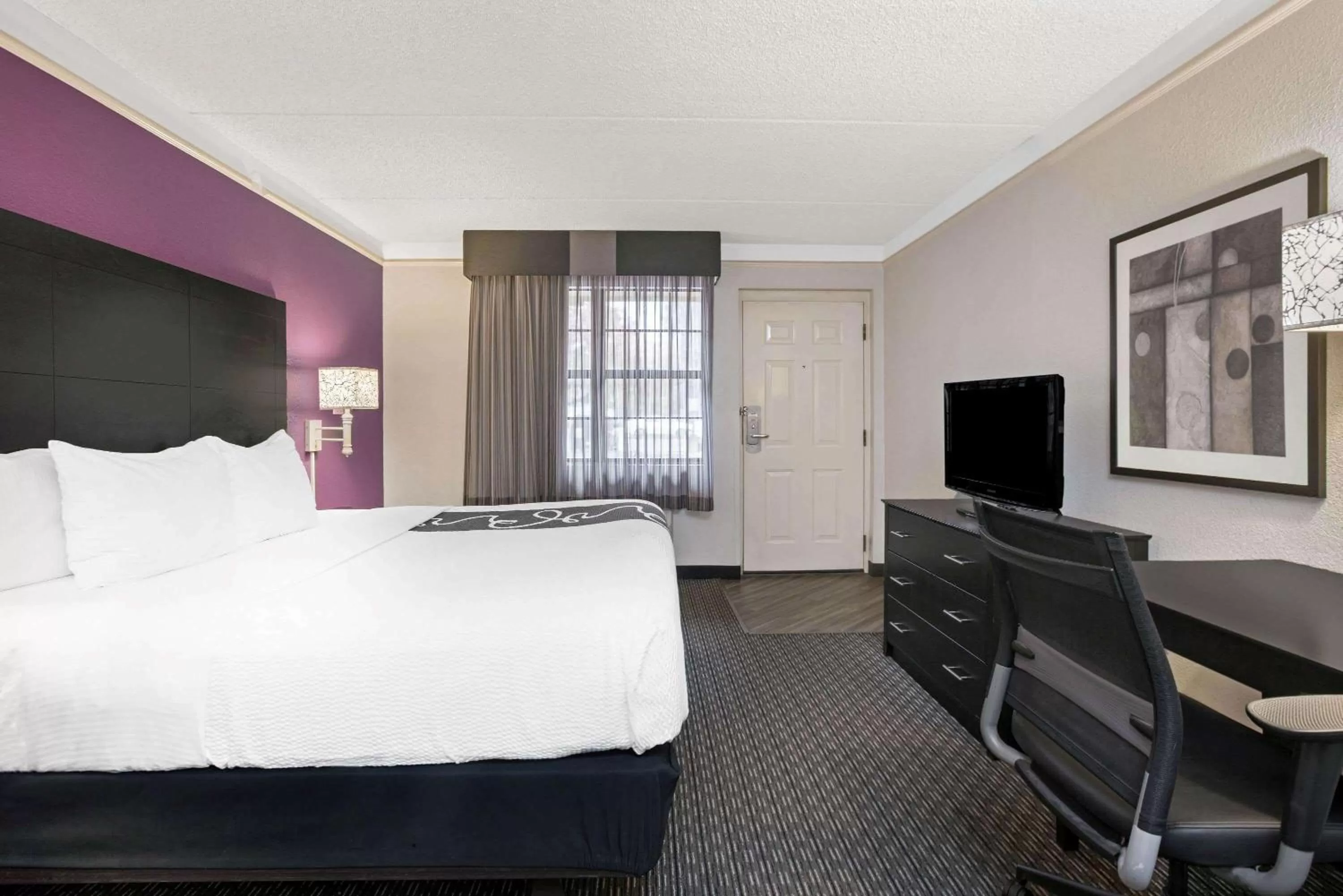 Photo of the whole room, Bed in La Quinta Inn by Wyndham Fresno Yosemite