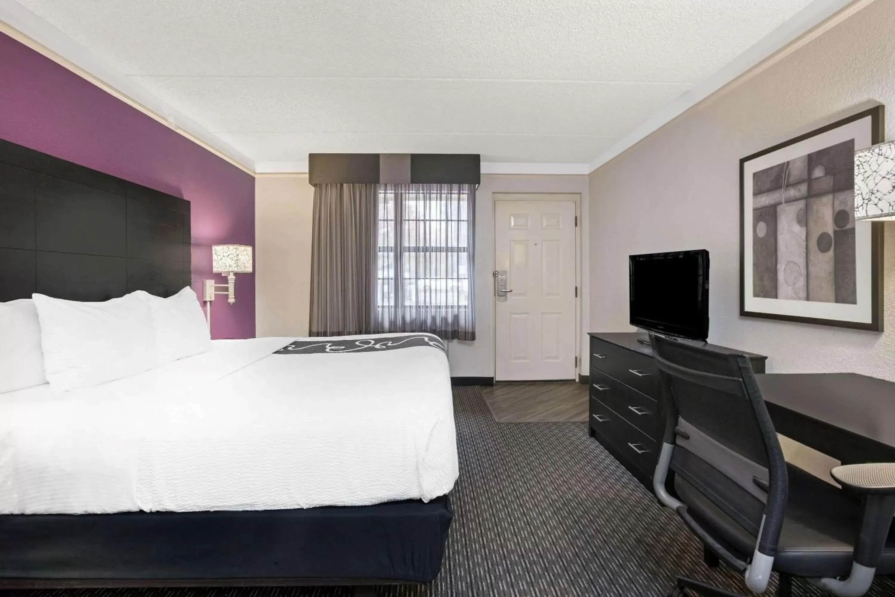 Deluxe King Room with Mobility Access and Bathtub with Grab Bars - Non-Smoking in La Quinta Inn by Wyndham Fresno Yosemite Deluxe King Room with Mobility Access and Bathtub with Grab Bars - Non-Smoking in La Quinta Inn by Wyndham Fresno Yosemite