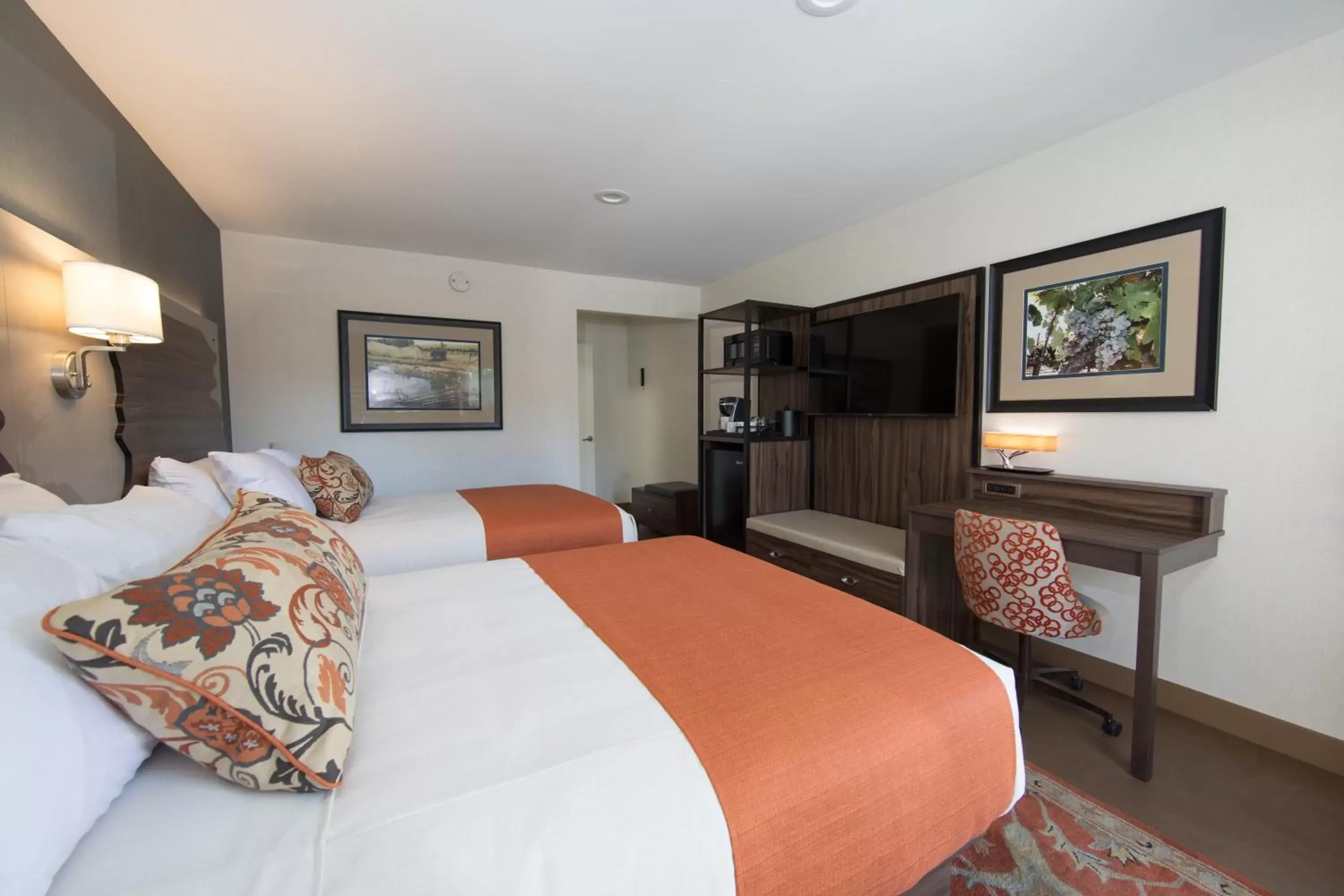 Photo of the whole room, Bed in The Vine Inn Davis Photo of the whole room, Bed in The Vine Inn Davis