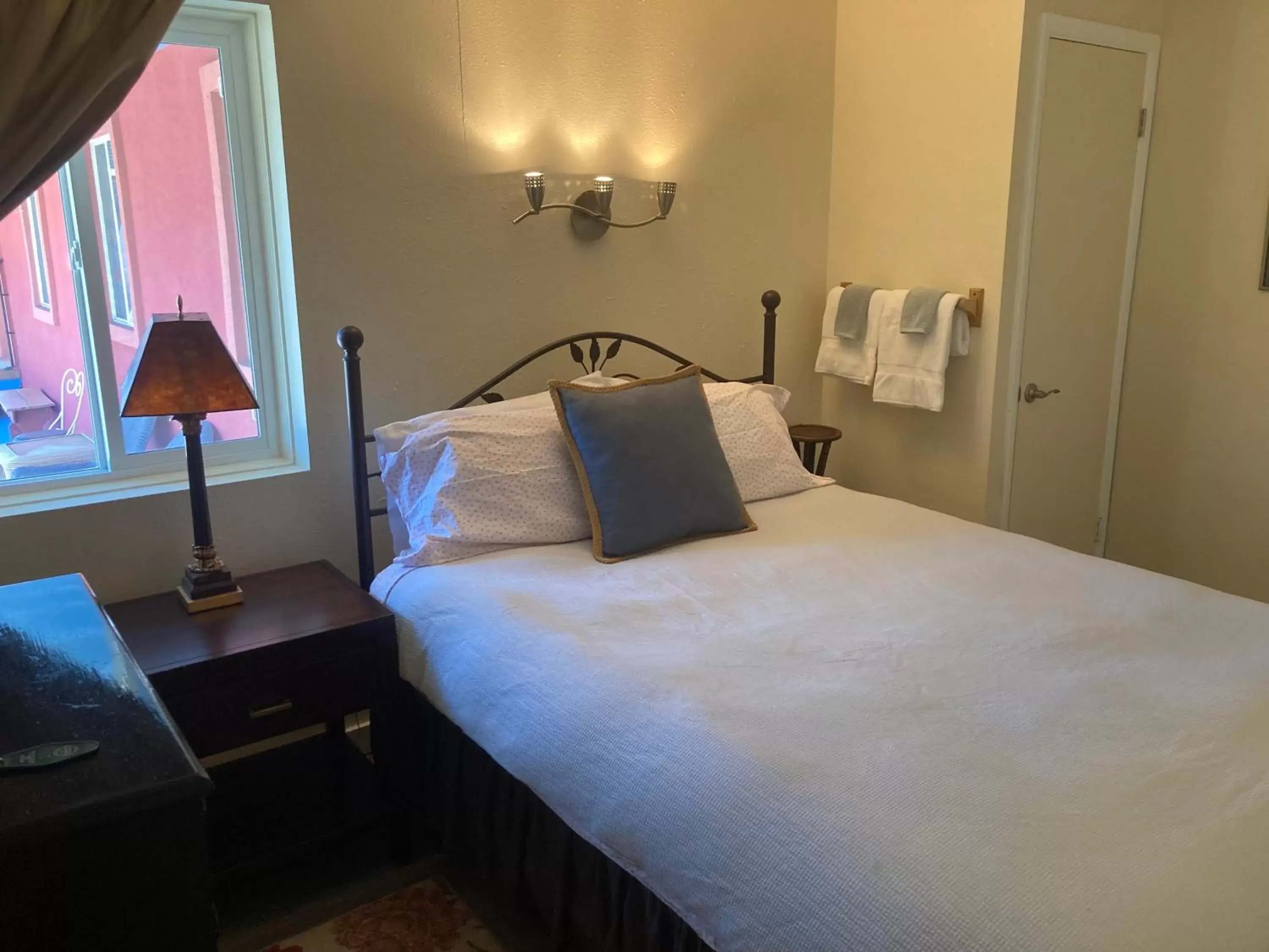 Bathroom, Bed in Mancos Inn