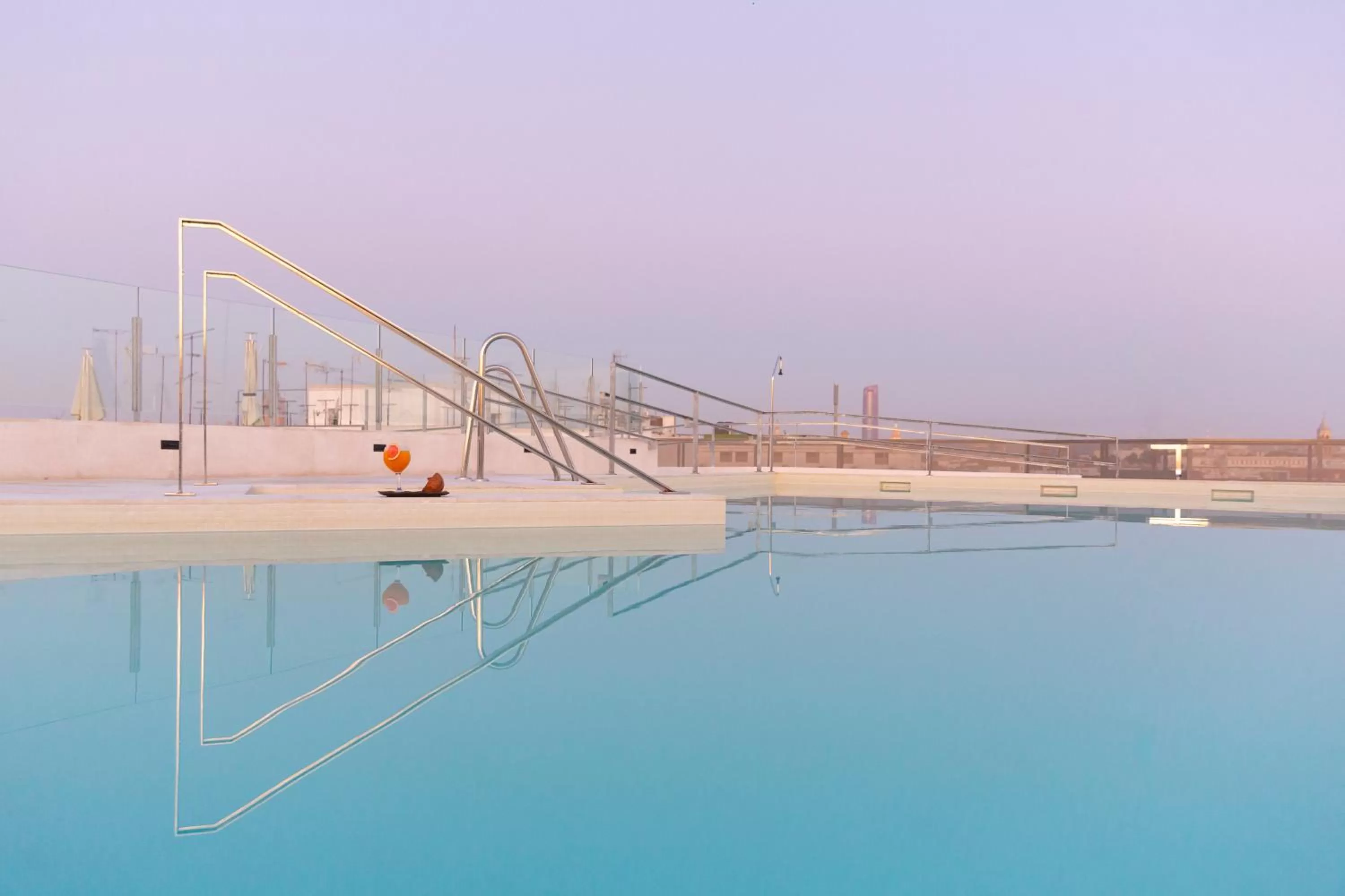 Swimming pool in Hotel Macià Sevilla Kubb