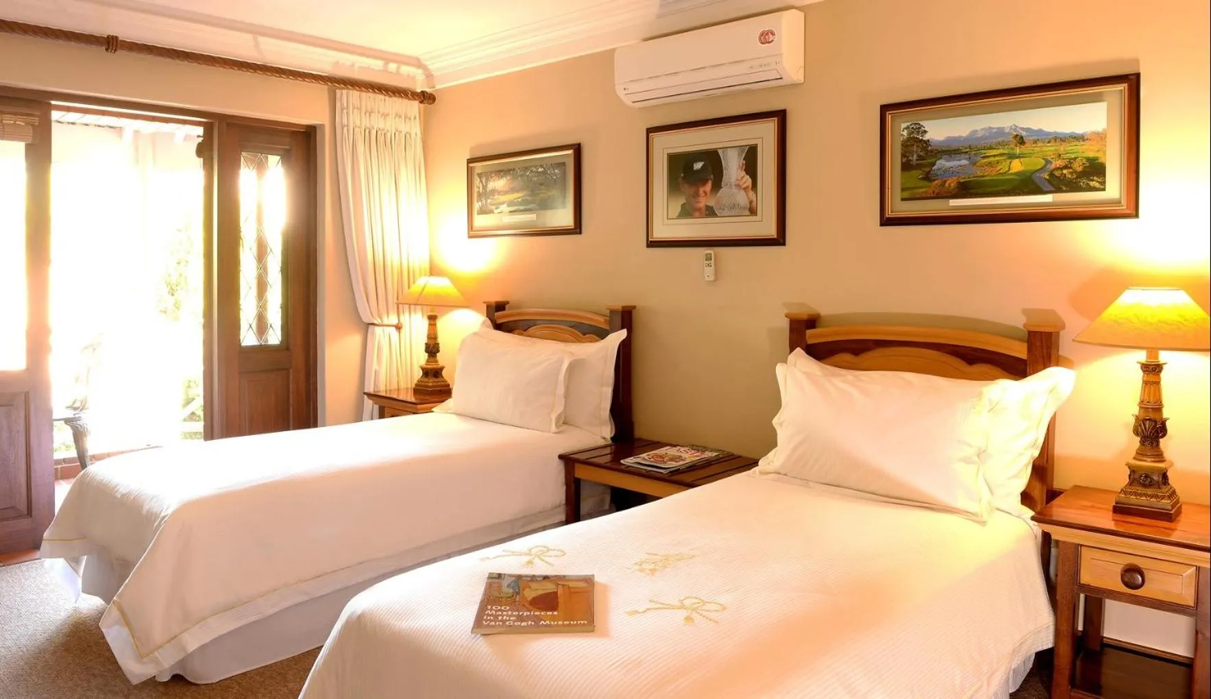 Day, Bed in The Woodpecker Inn