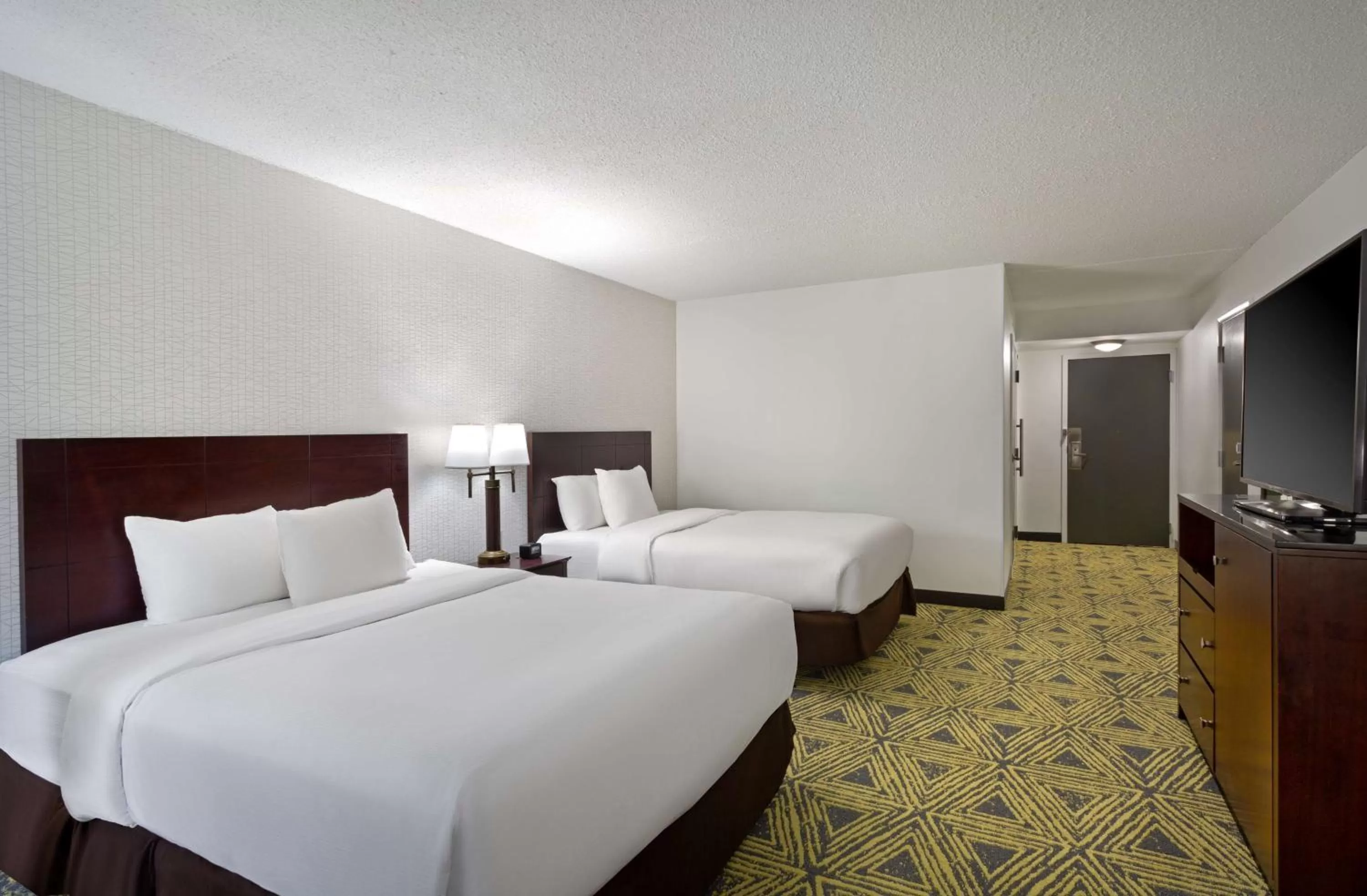 Bed in DoubleTree by Hilton Washington Meadow Lands Casino Area