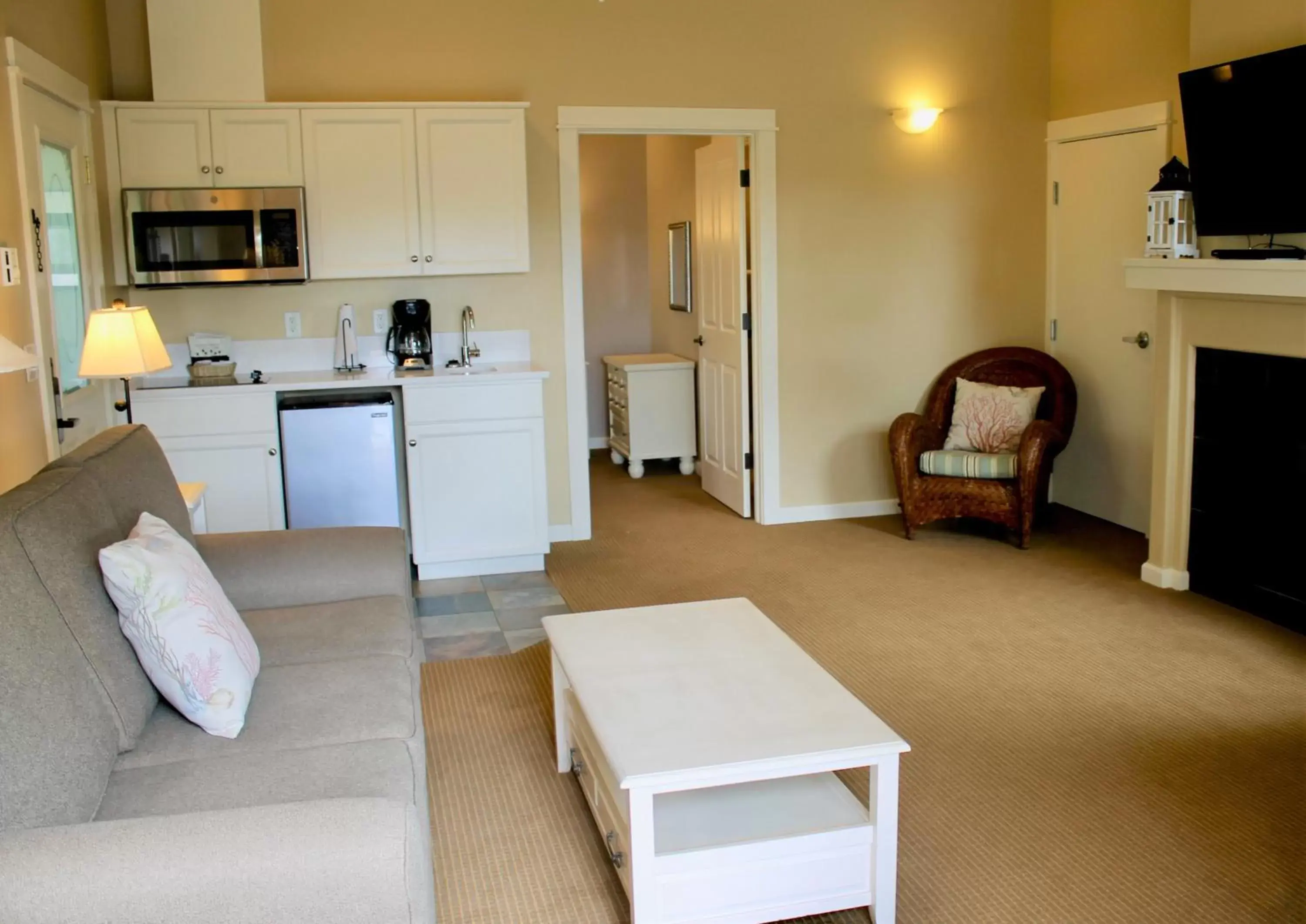 Kitchen or kitchenette, Seating Area in Lighthouse Inn