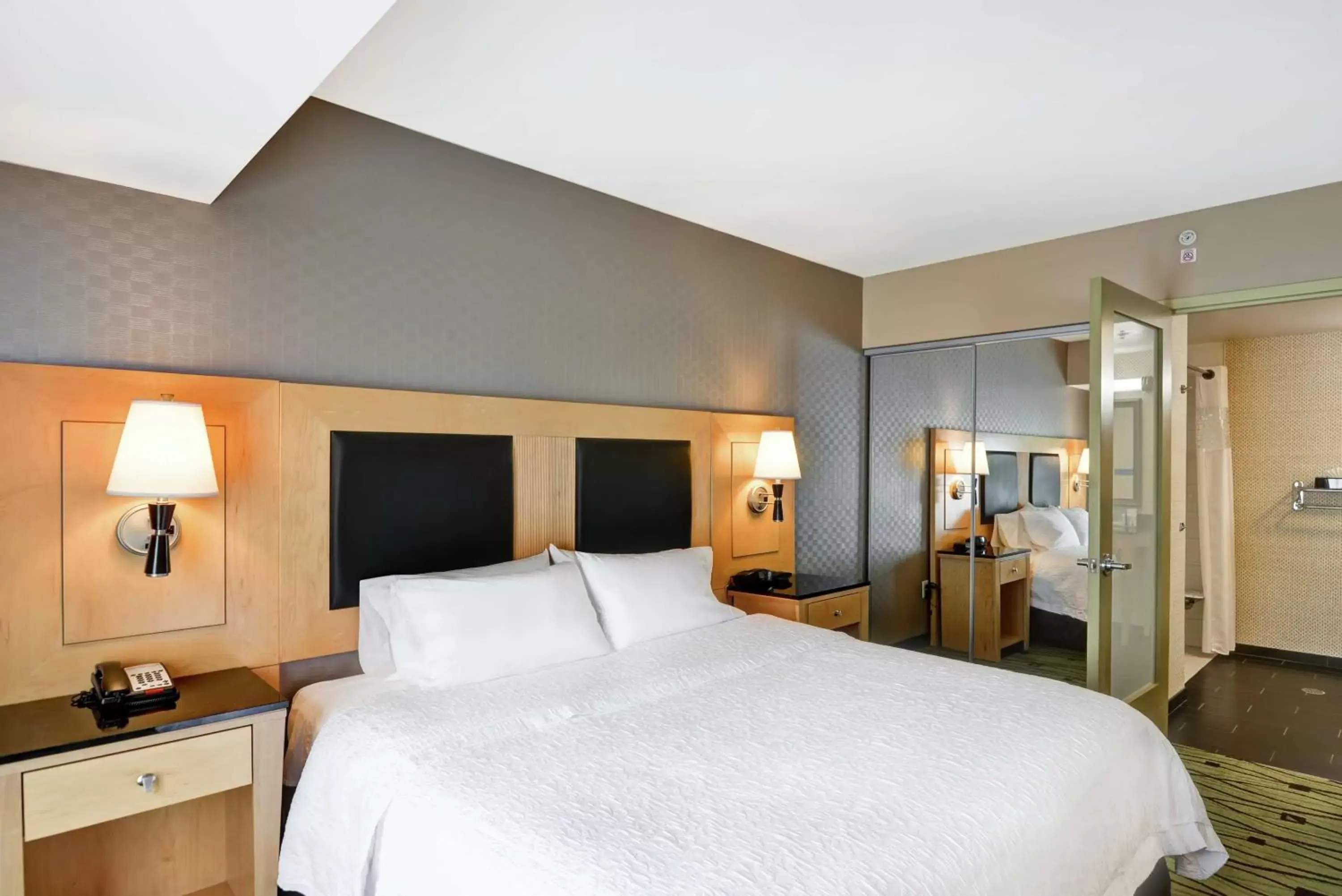 Bed in Hampton Inn & Suites Crabtree