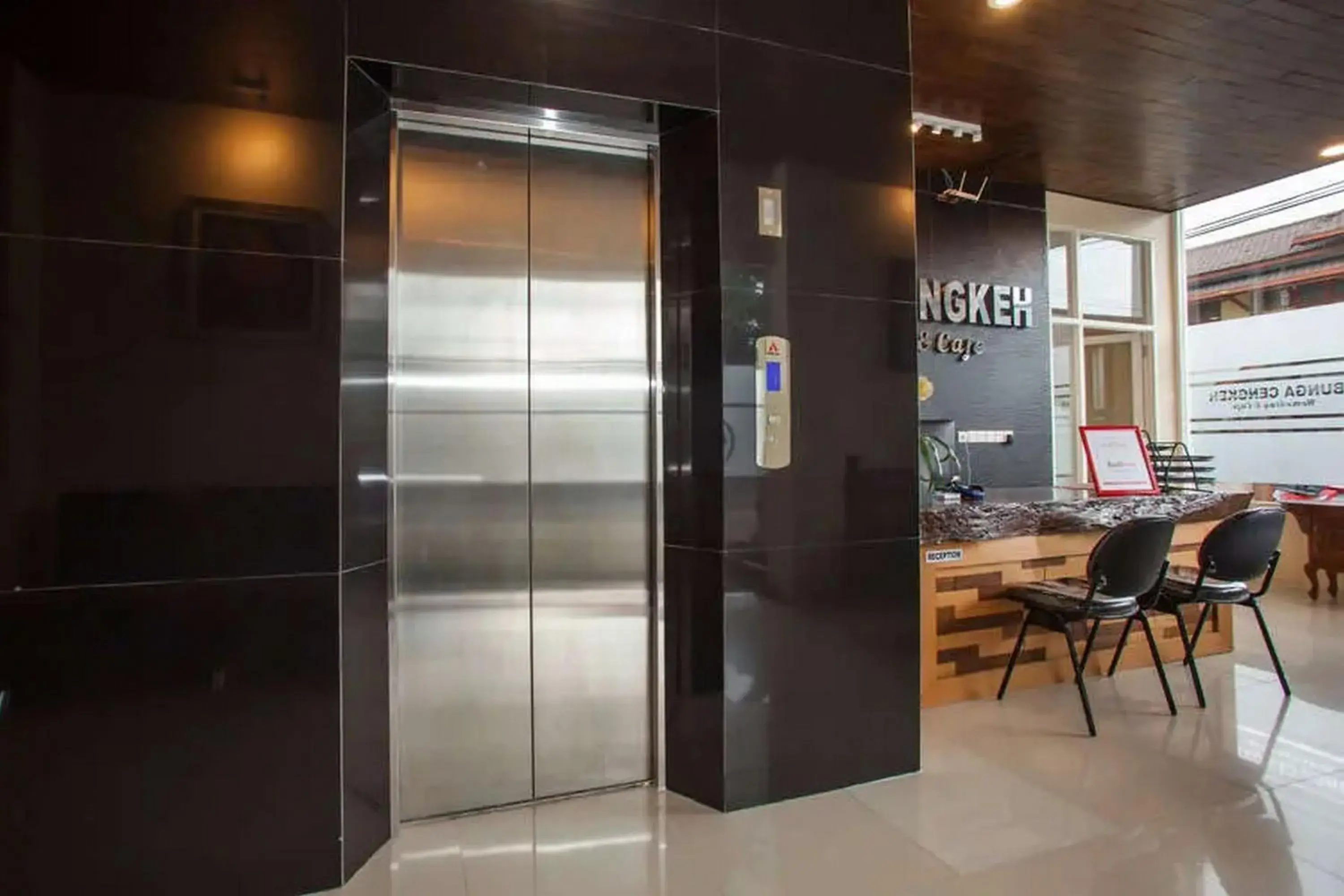 Property building in RedDoorz Premium @ Jalan Cengkeh Malang Property building in RedDoorz Premium @ Jalan Cengkeh Malang