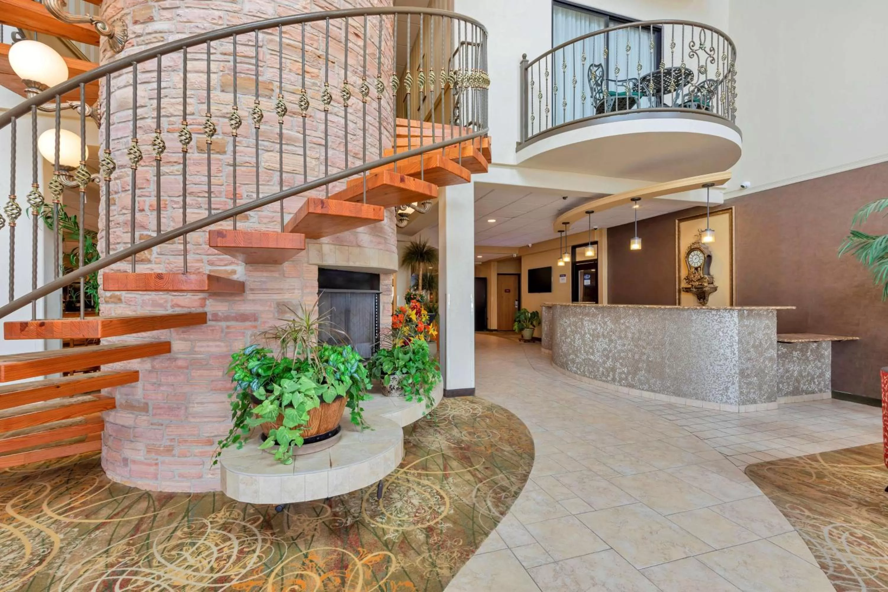 Lobby or reception in Best Western Plus Swiss Chalet Hotel & Suites