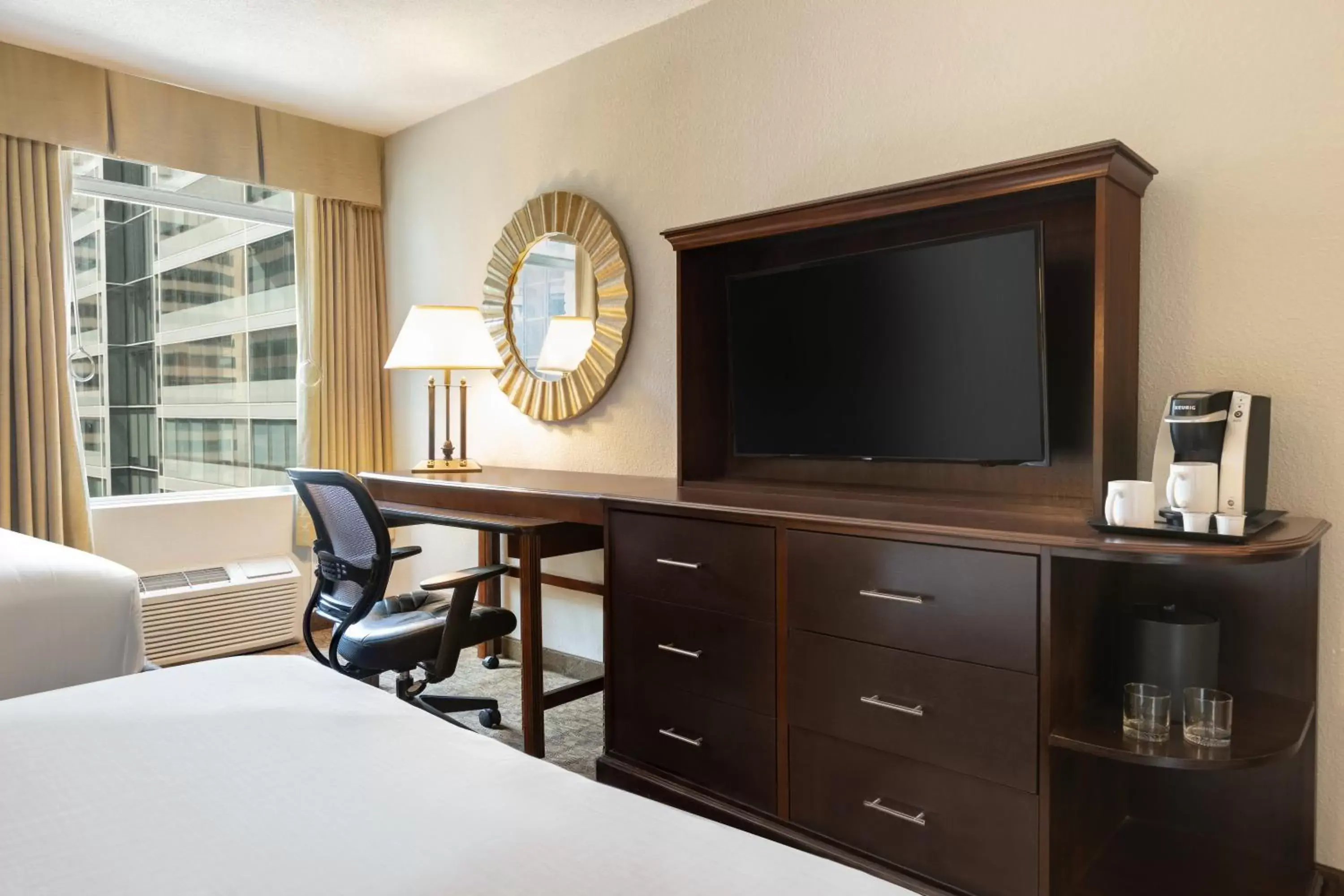 Photo of the whole room, TV/Entertainment Center in Crowne Plaza Crystal City-Washington, D.C., an IHG Hotel