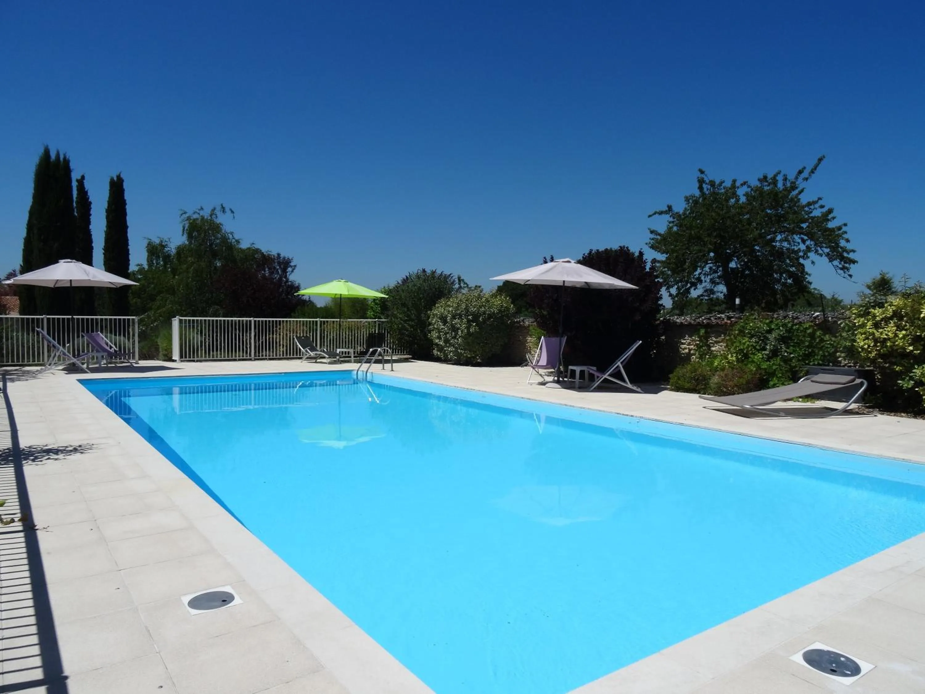 Swimming pool in Domaine de l'Echassier, The Originals Relais