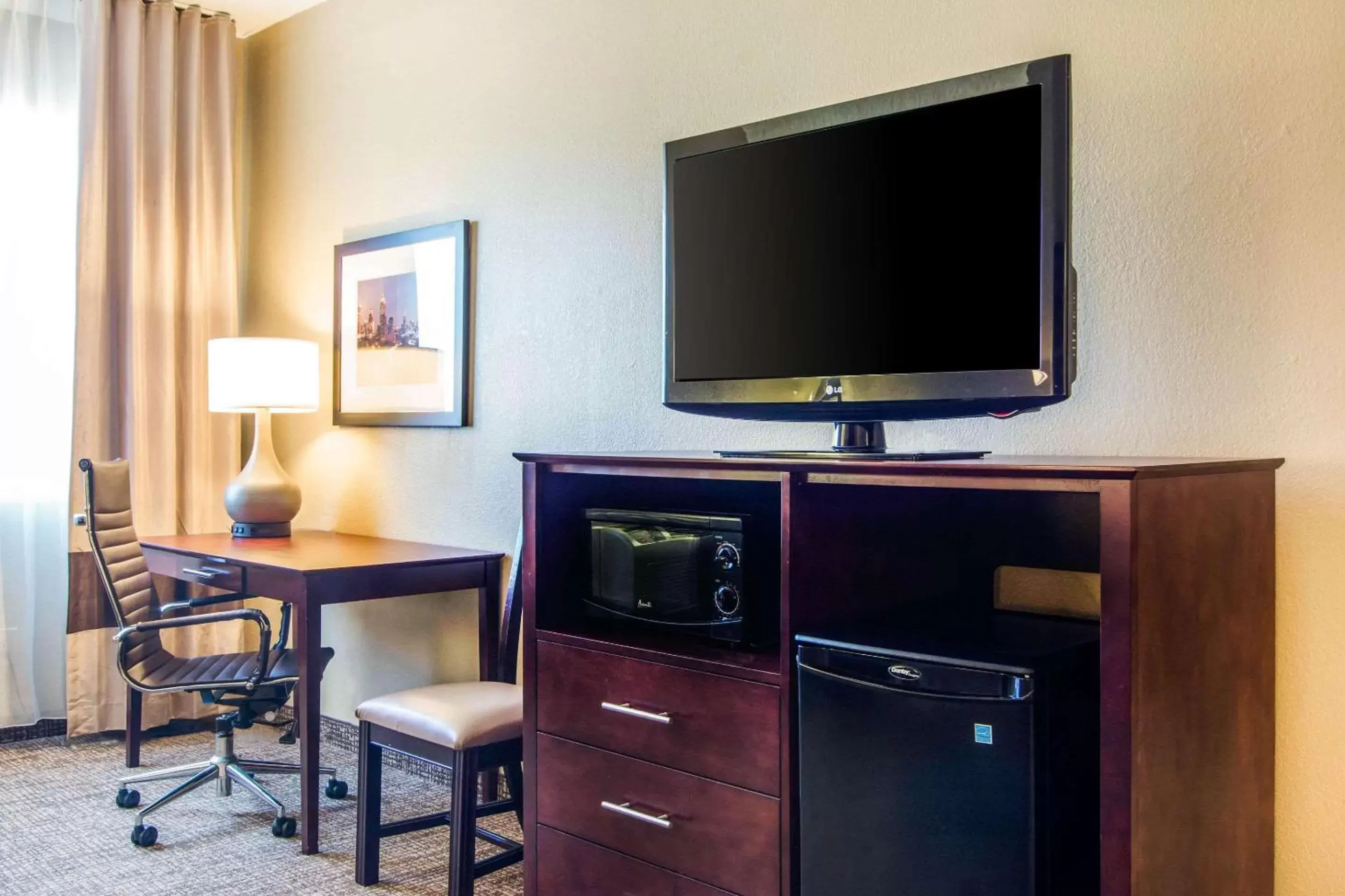 Photo of the whole room, TV/Entertainment Center in Comfort Inn Atlanta Downtown