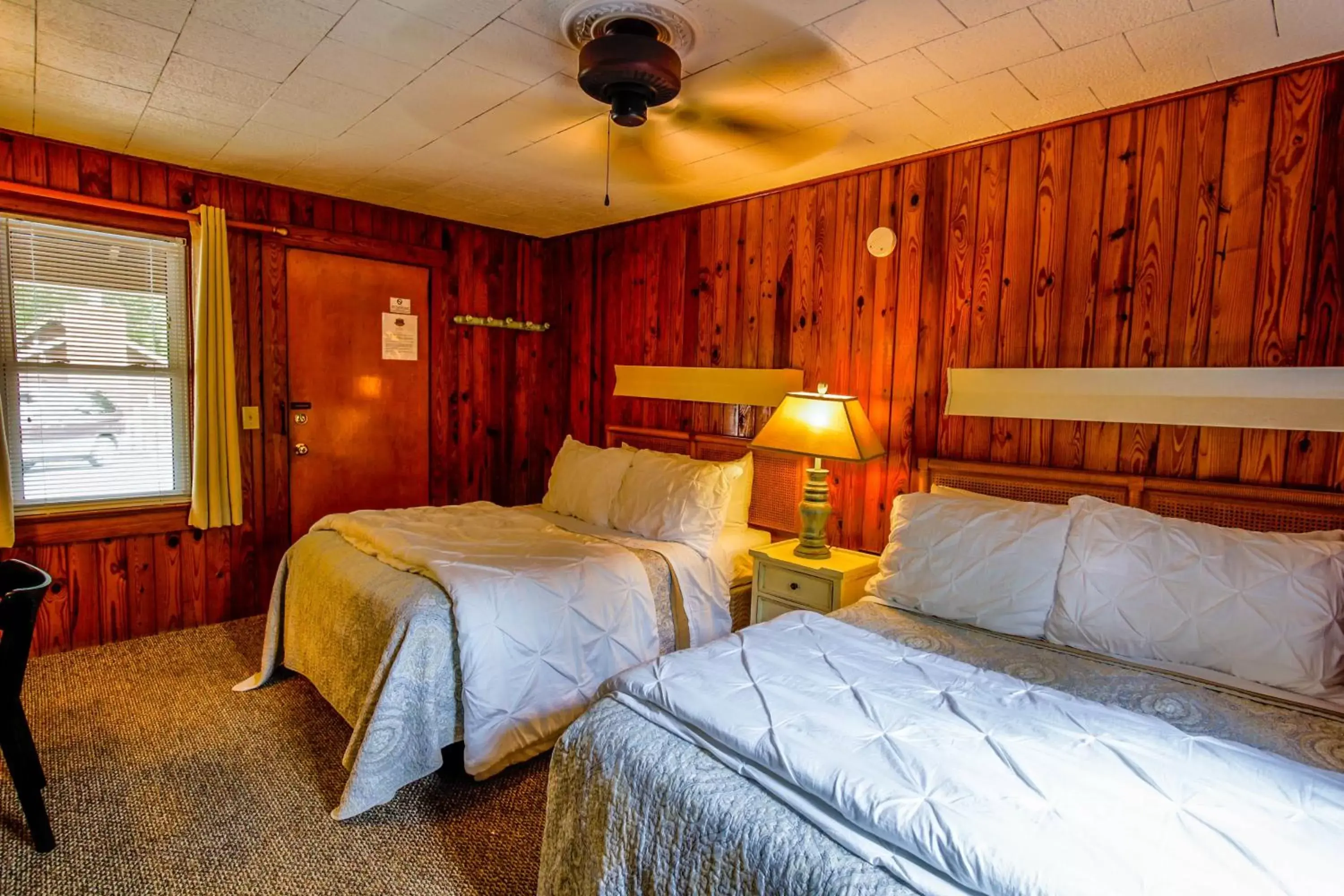 Photo of the whole room, Bed in Mountainaire Inn and Log Cabins