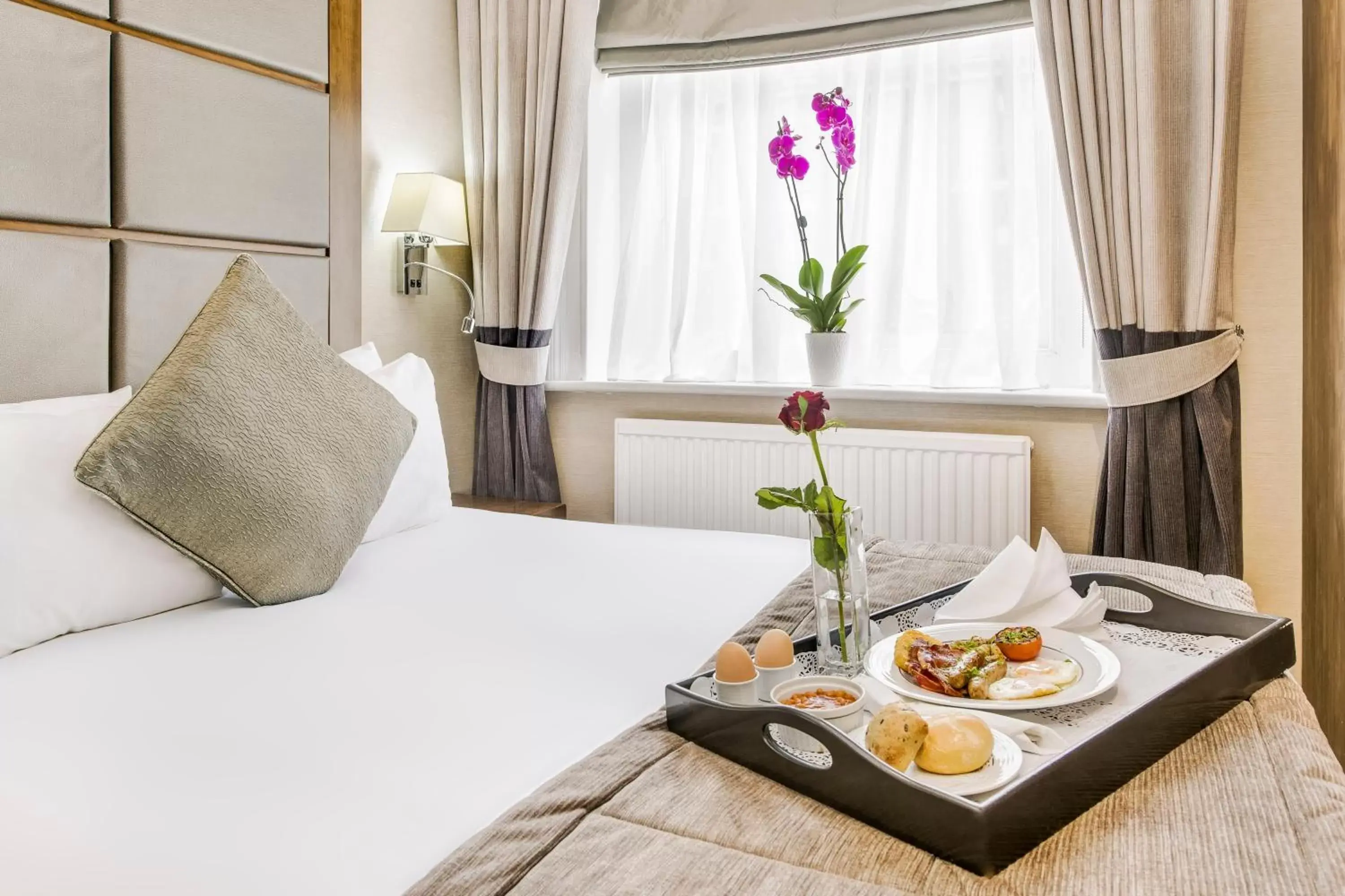 Bedroom, Bed in Langham Court Hotel