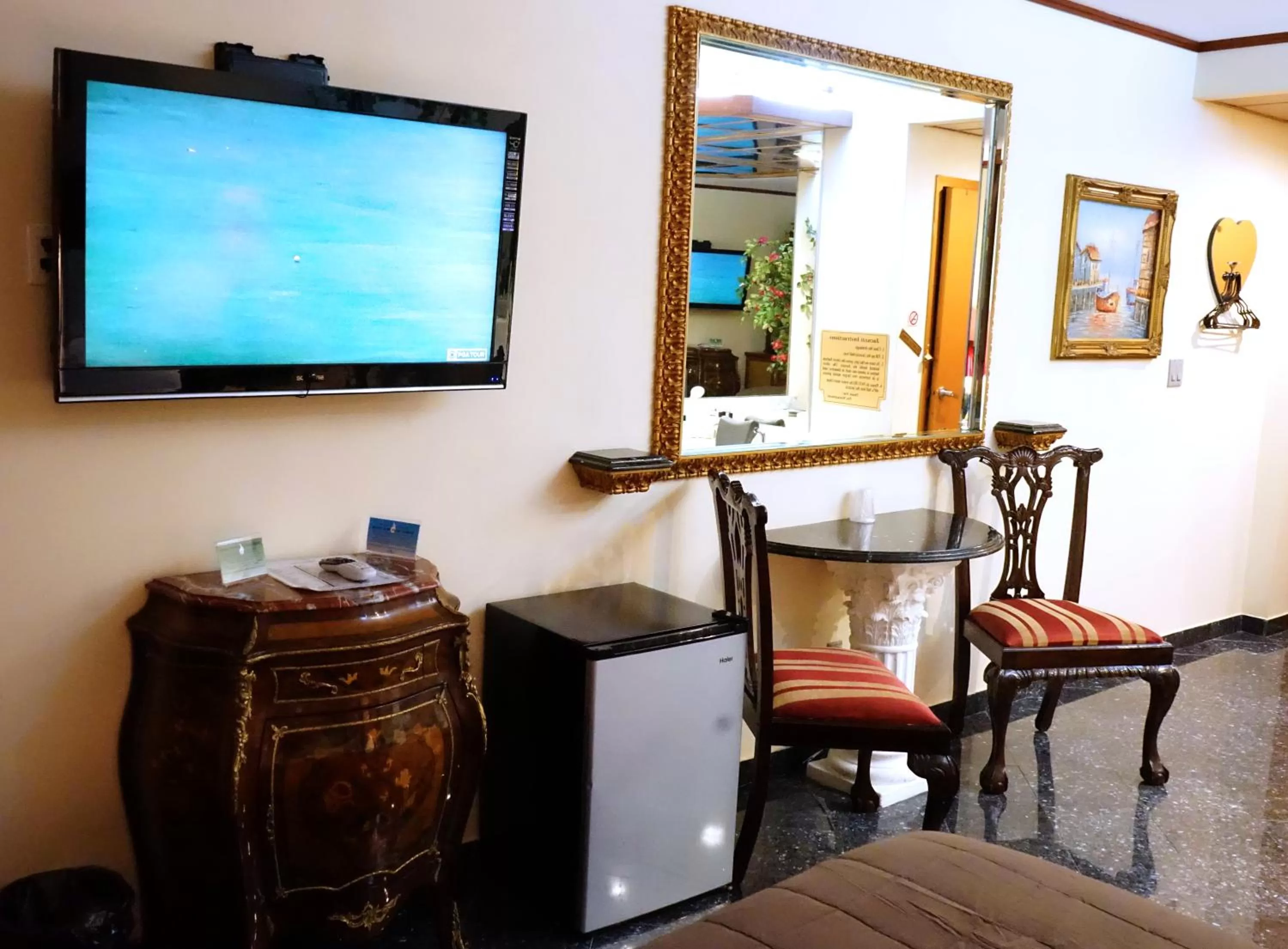 TV and multimedia in Paris Suites Hotel