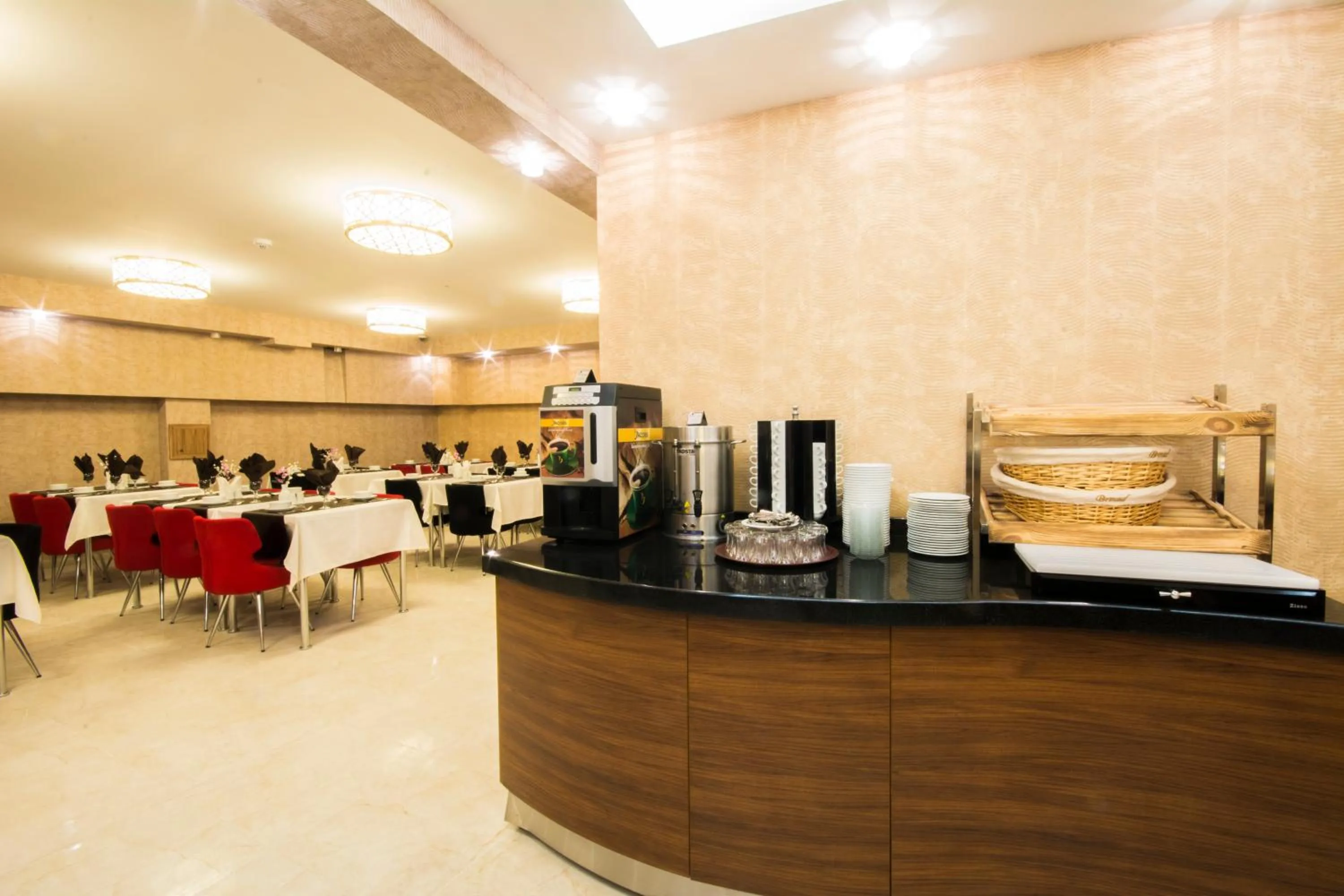 Restaurant/places to eat in Business Han Hotel