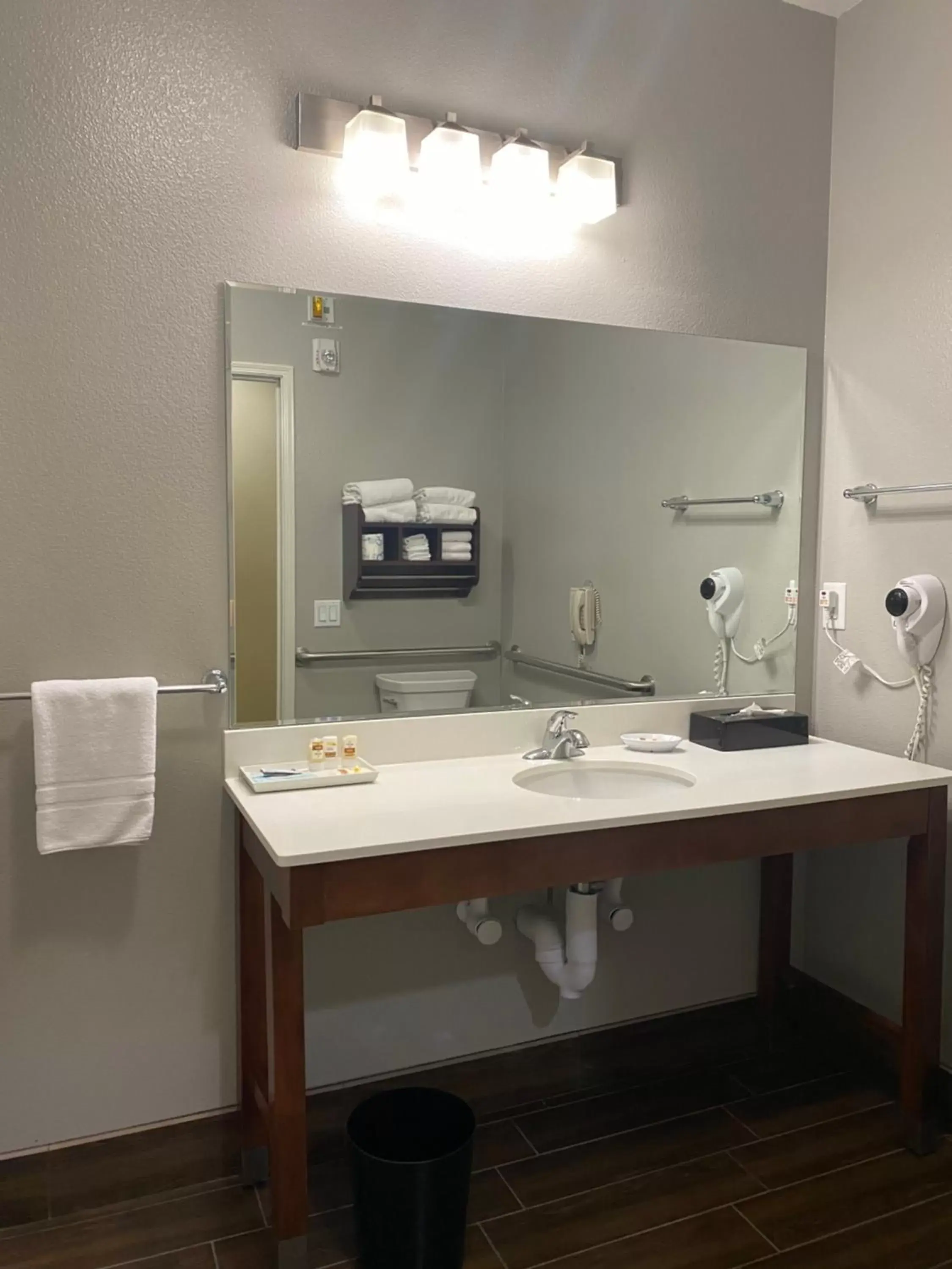 Bathroom in La Quinta by Wyndham Houston NW Beltway8/WestRD