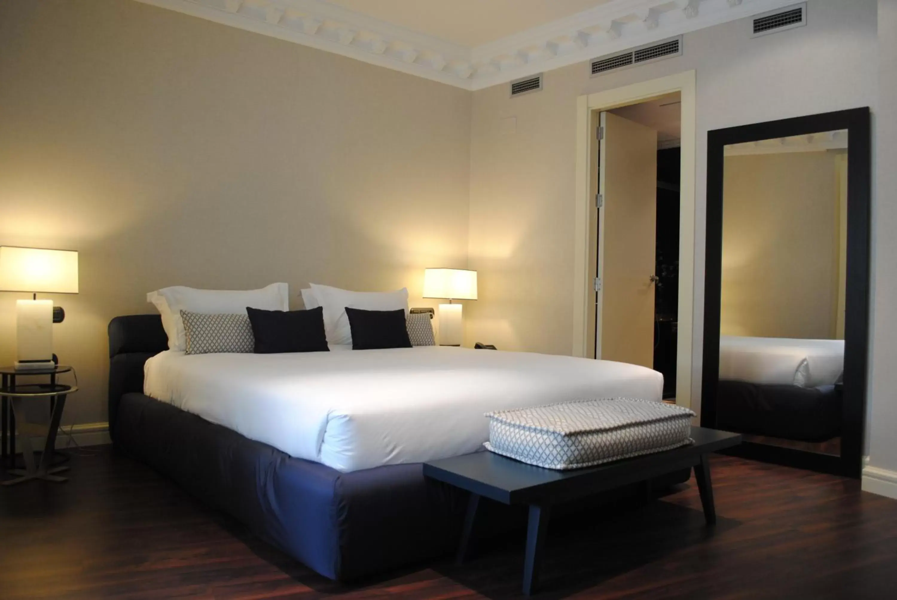 Bedroom, Bed in Hotel Sardinero Madrid