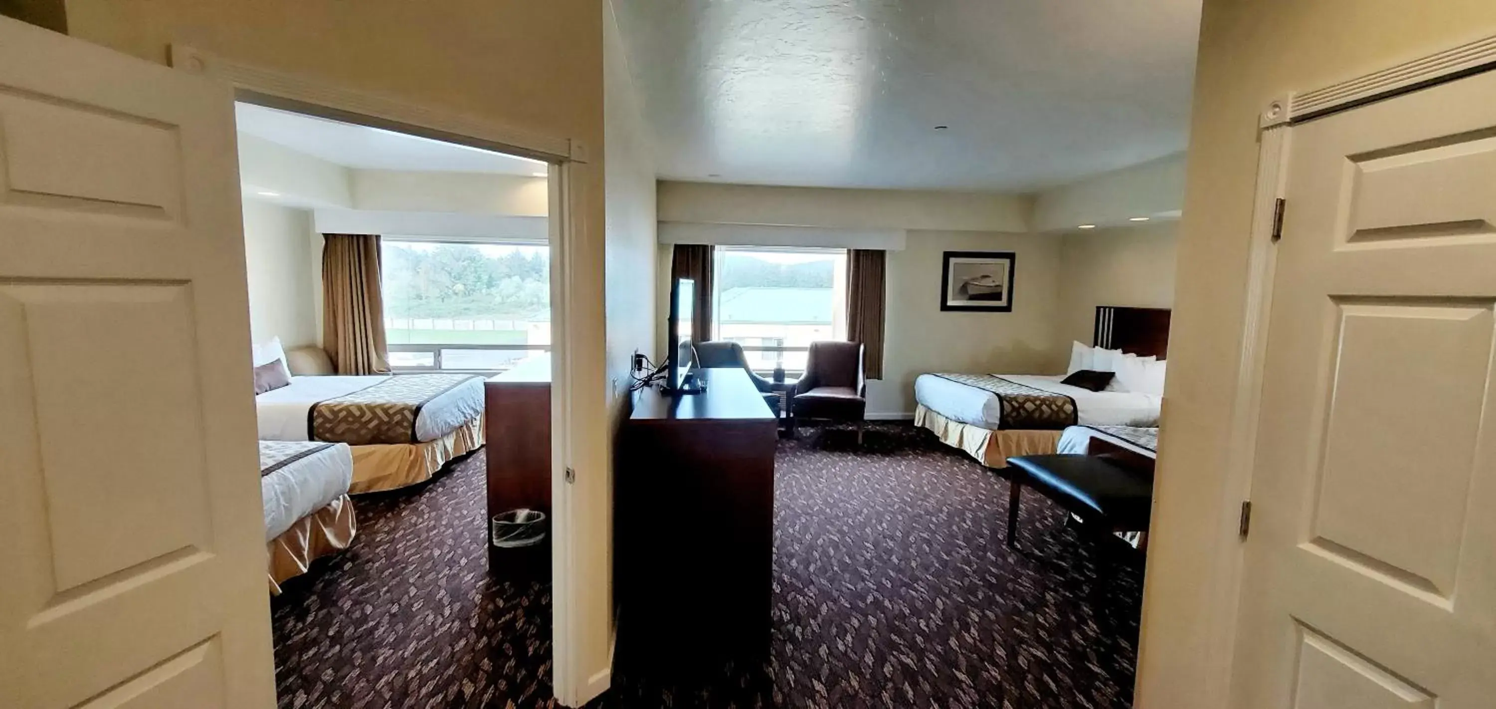 Photo of the whole room, Seating Area in Best Western Plus Northwoods Inn