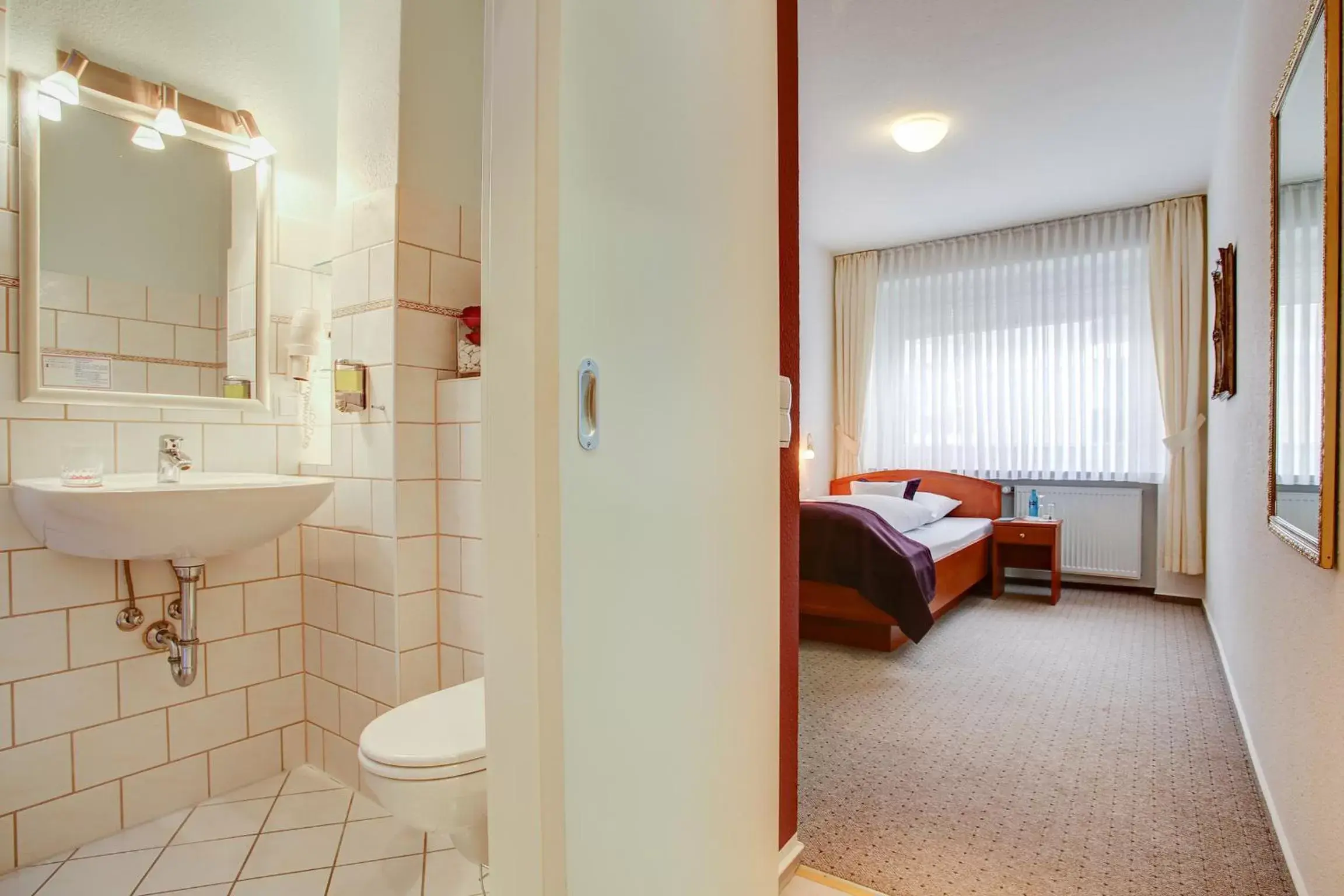 Bedroom, Bathroom in Centro Hotel Consul by INA