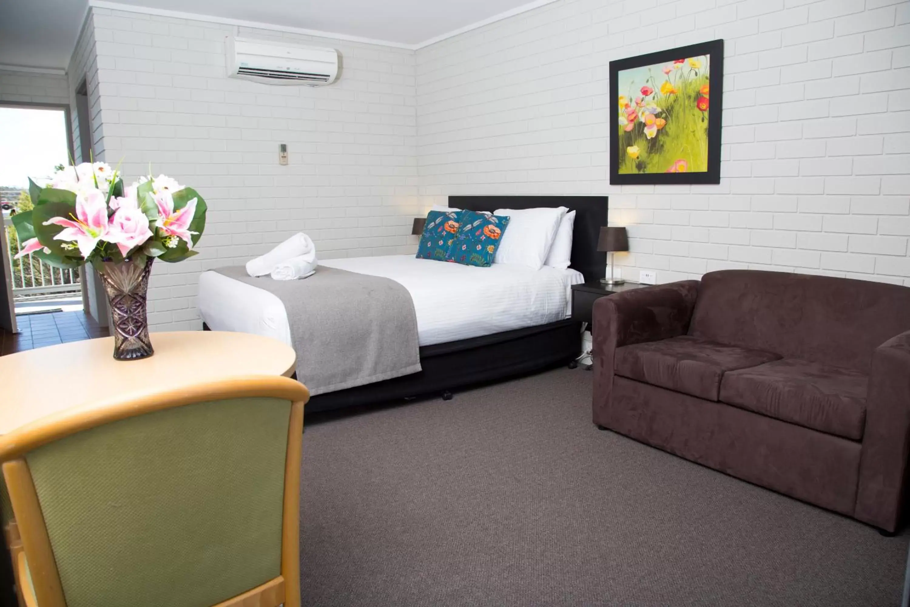 Bed in Crystal Fountain Motel Albury