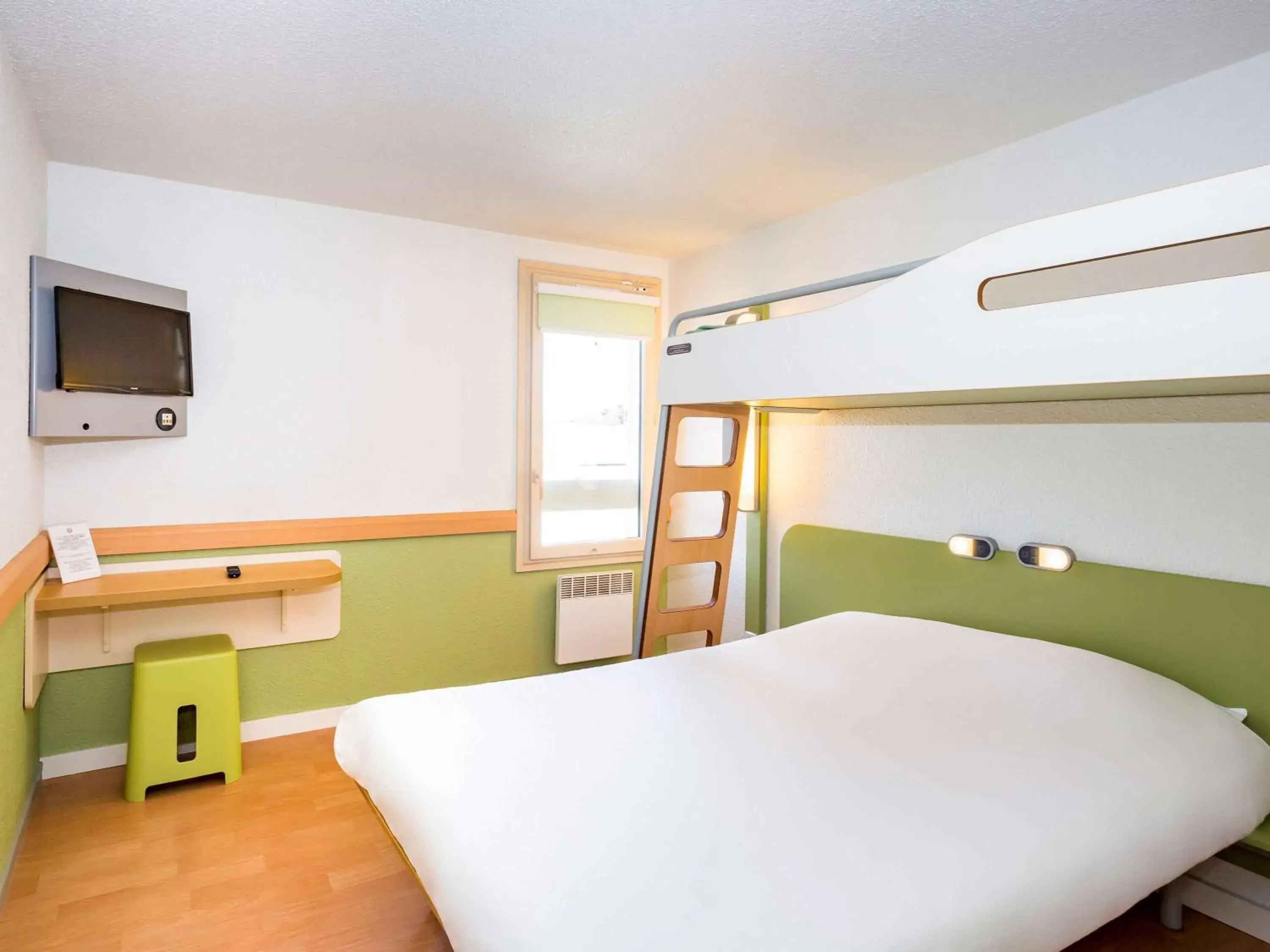 Photo of the whole room, Bunk Bed in ibis budget Quimper