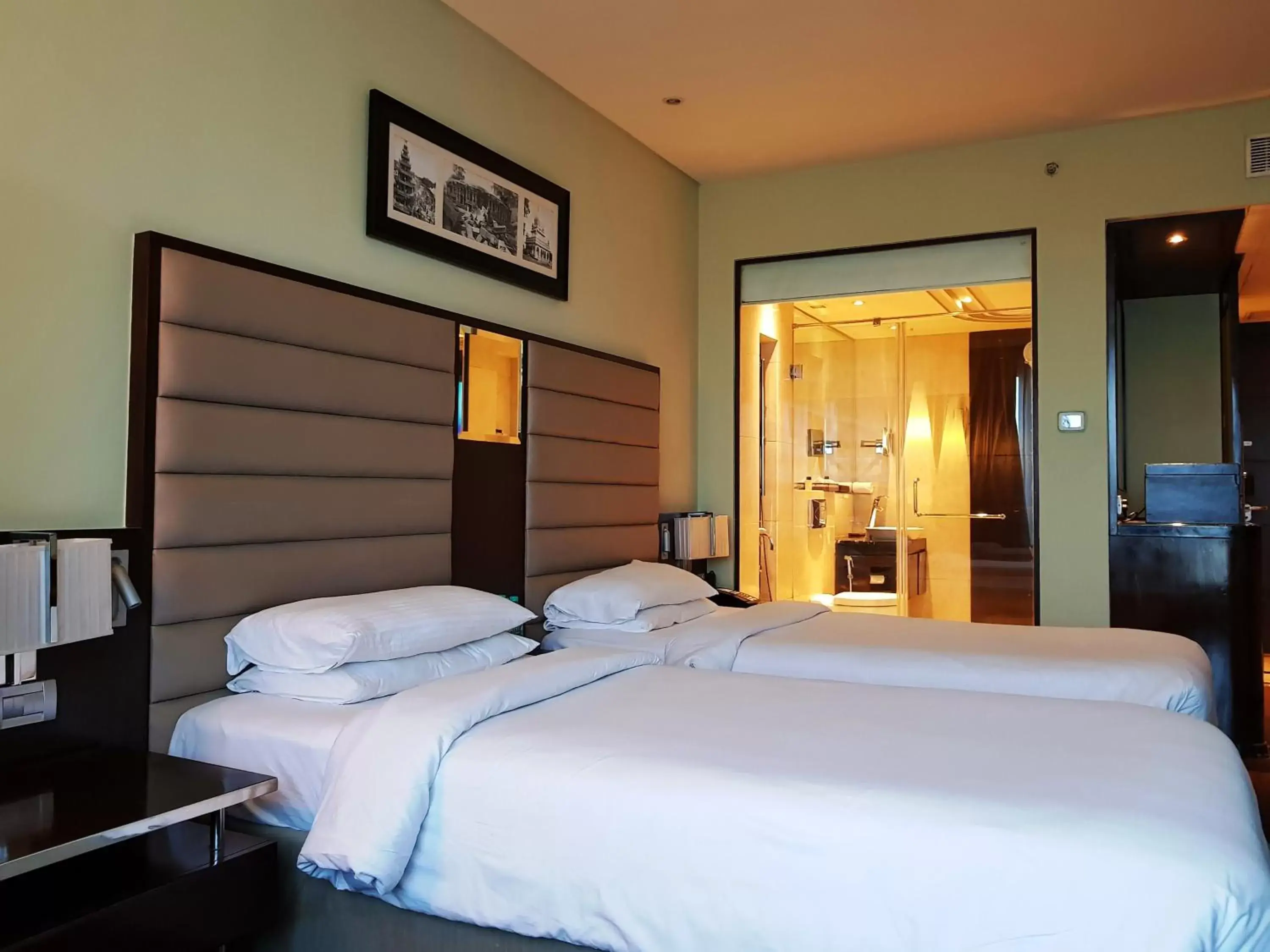 Bathroom, Bed in Vivanta Hyderabad, Begumpet