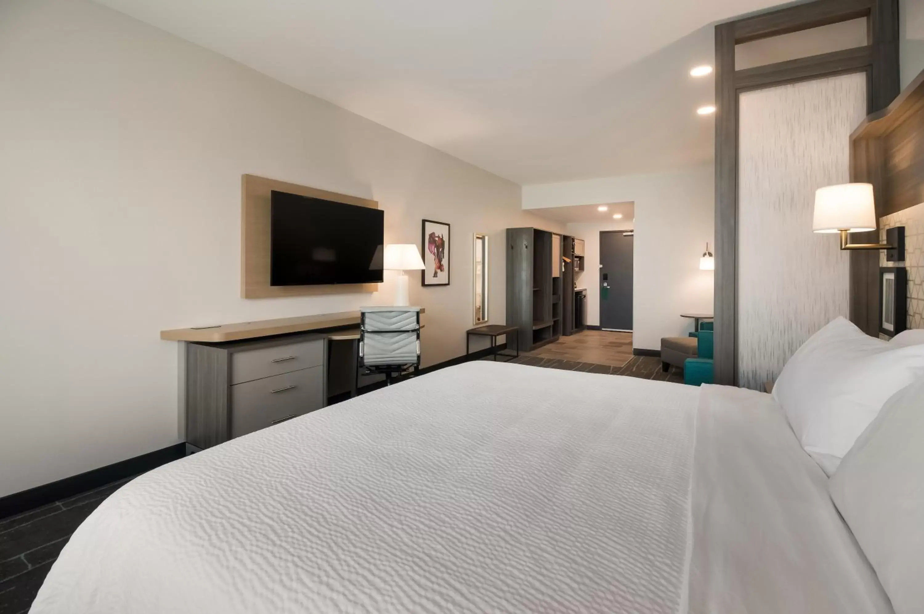 Guests, Bed in Holiday Inn & Suites - Mt Juliet Nashville Area, an IHG Hotel