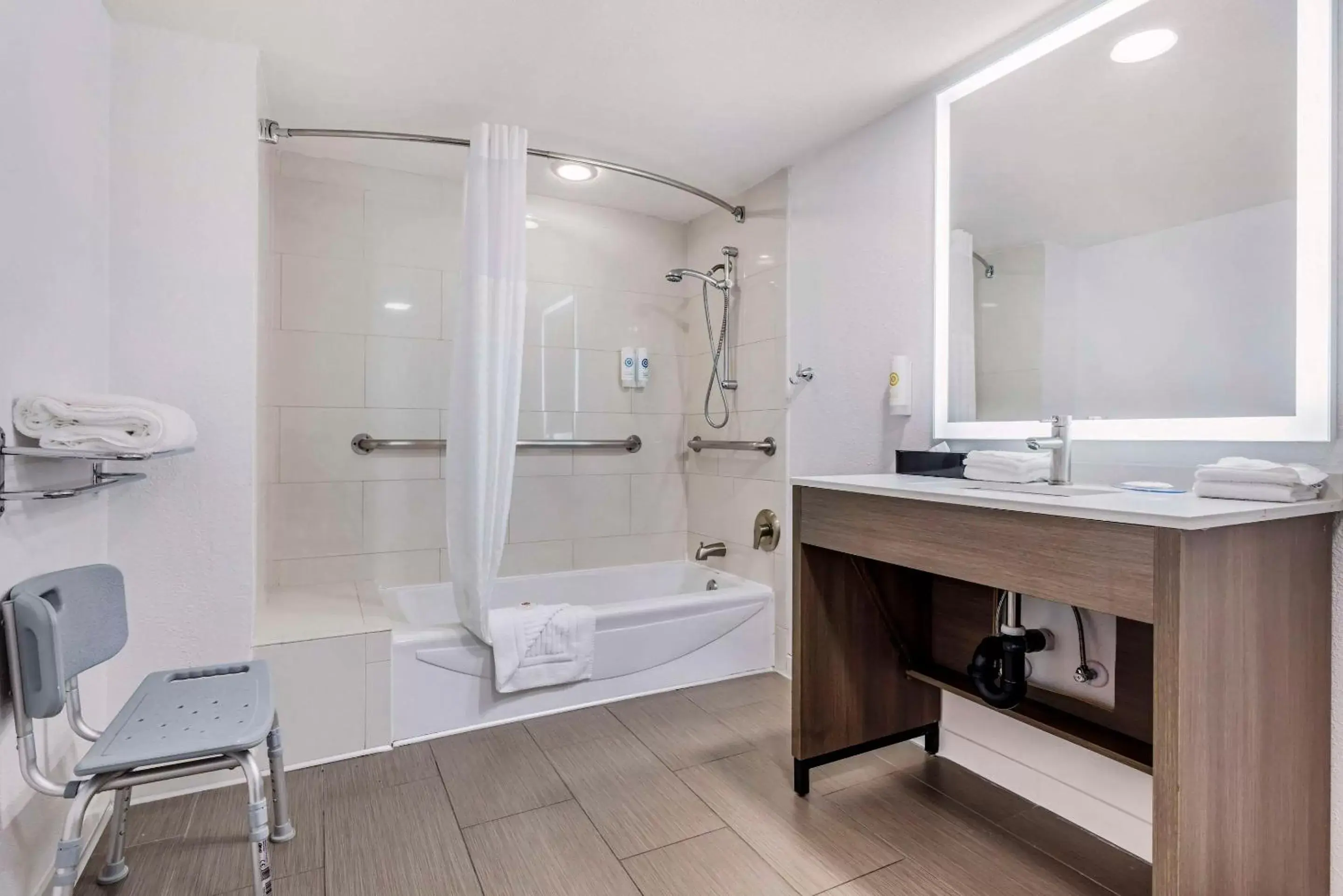 Bedroom, Bathroom in Comfort Inn Sea World Area