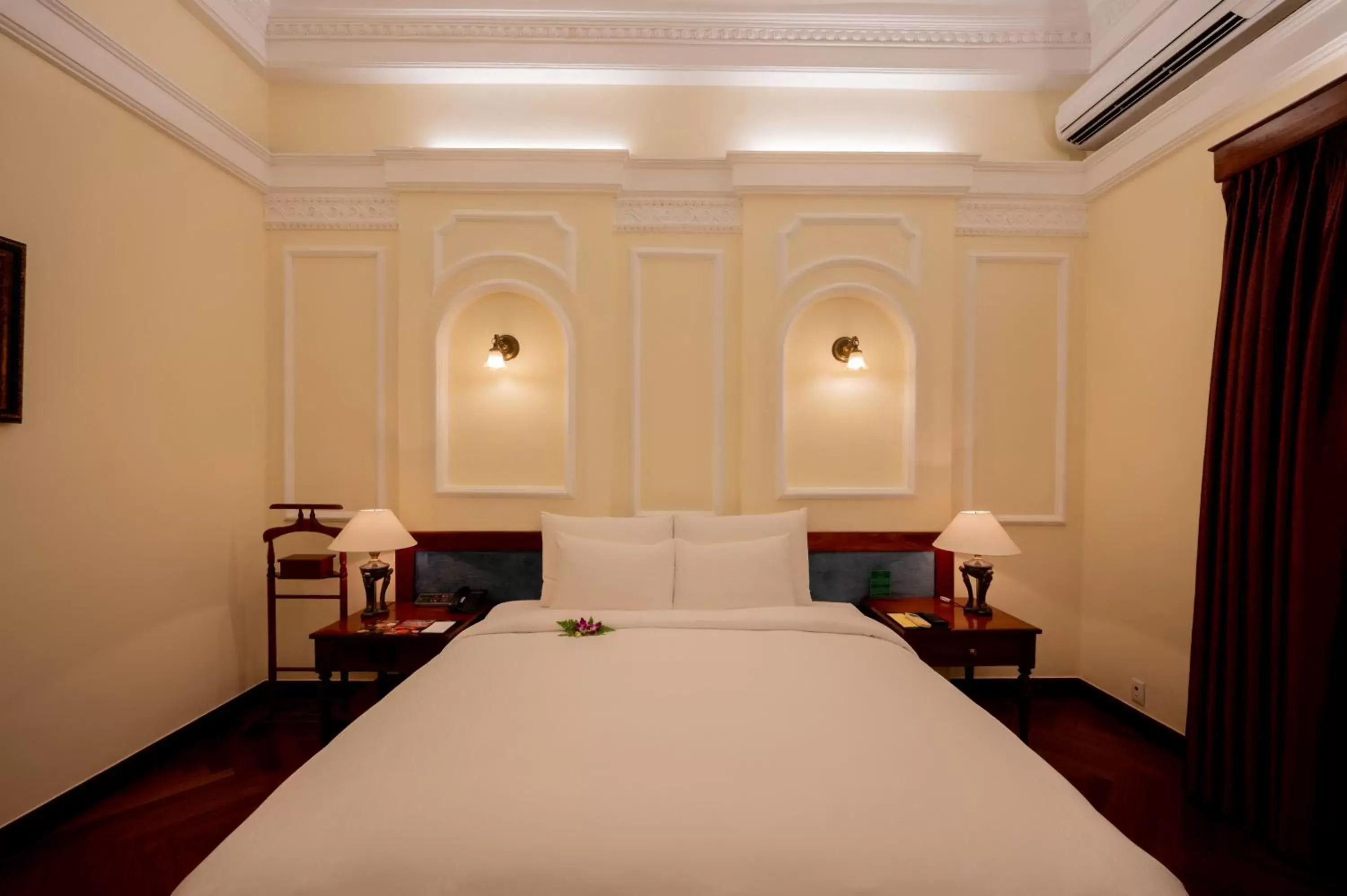 Bed in Hotel Majestic Saigon