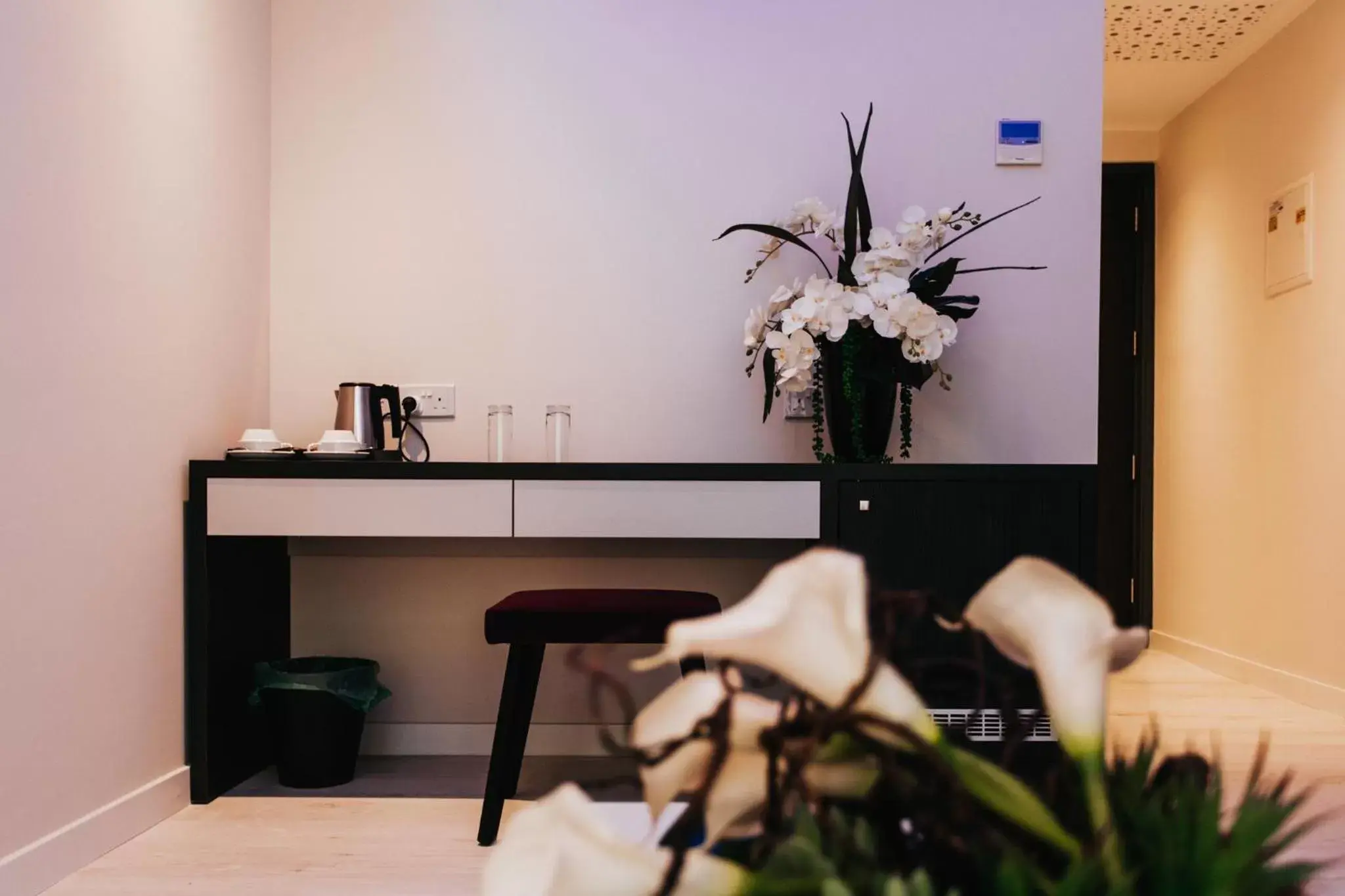 Coffee/tea facilities, Seating Area in Frangiorgio Hotel