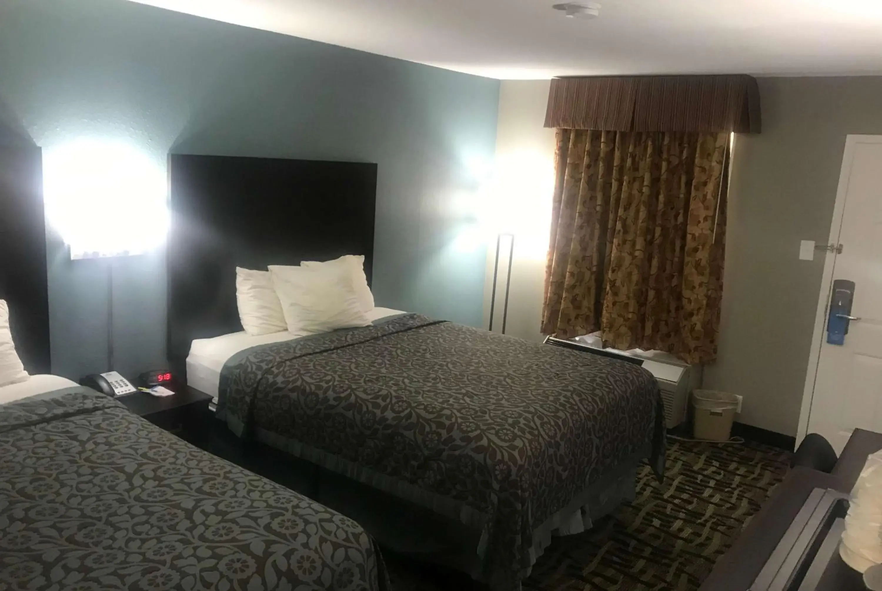 Photo of the whole room, Bed in Days Inn & Suites by Wyndham Collierville Germantown Area