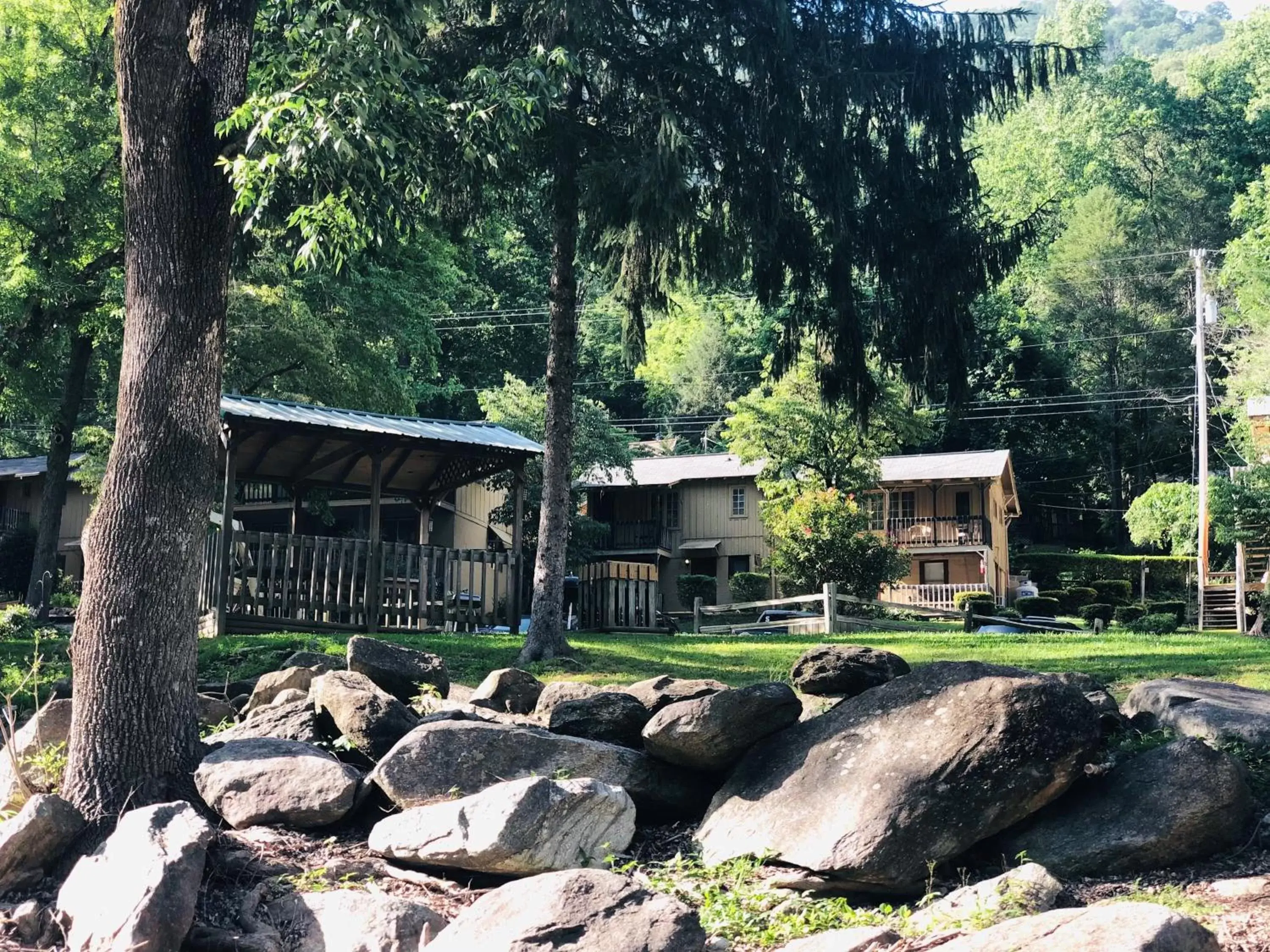 Property Building in The Evening Shade River Lodge and Cabins