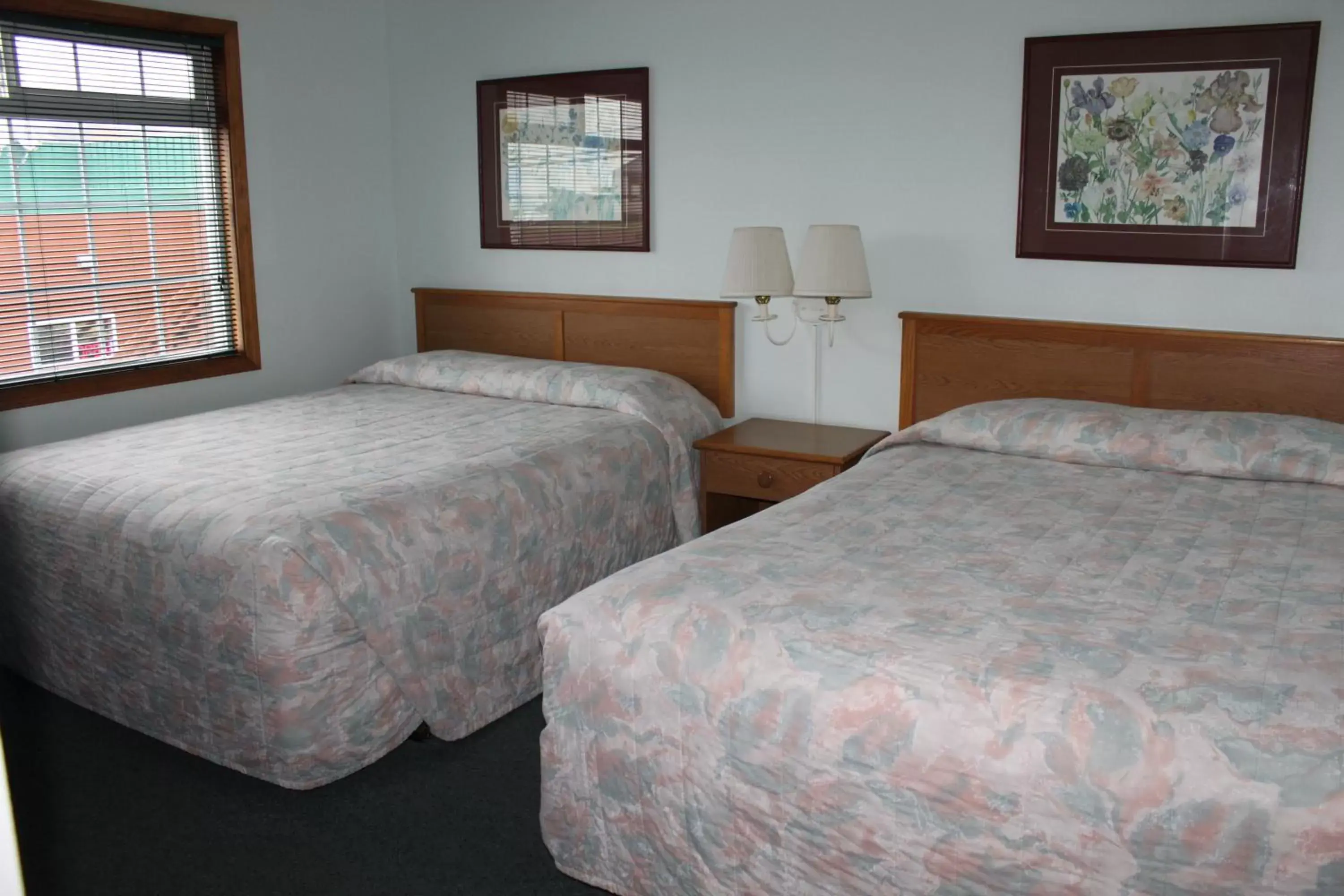 Photo of the whole room, Bed in Azalea Lodge