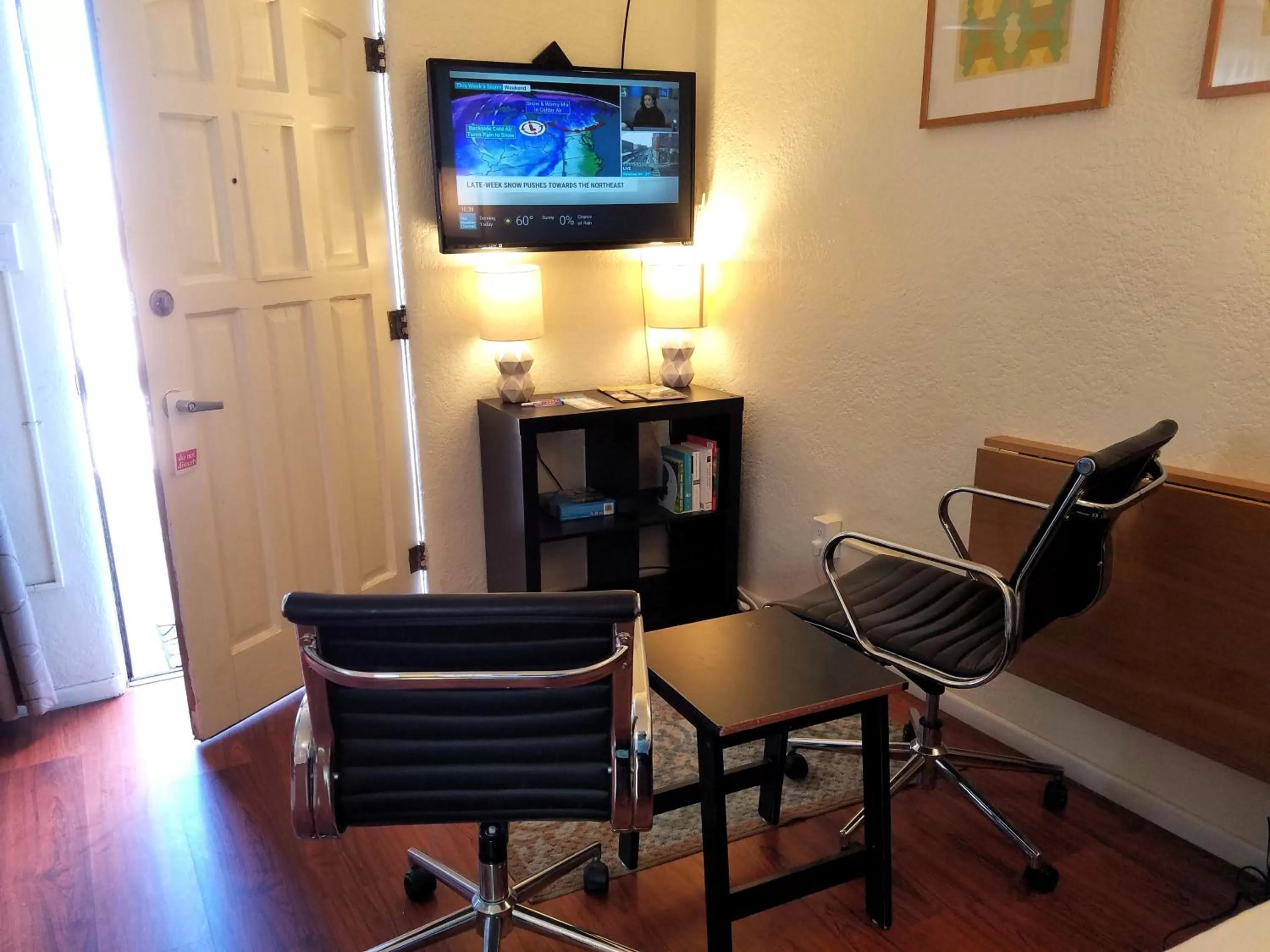 Living room, TV/Entertainment Center in Rocket Inn