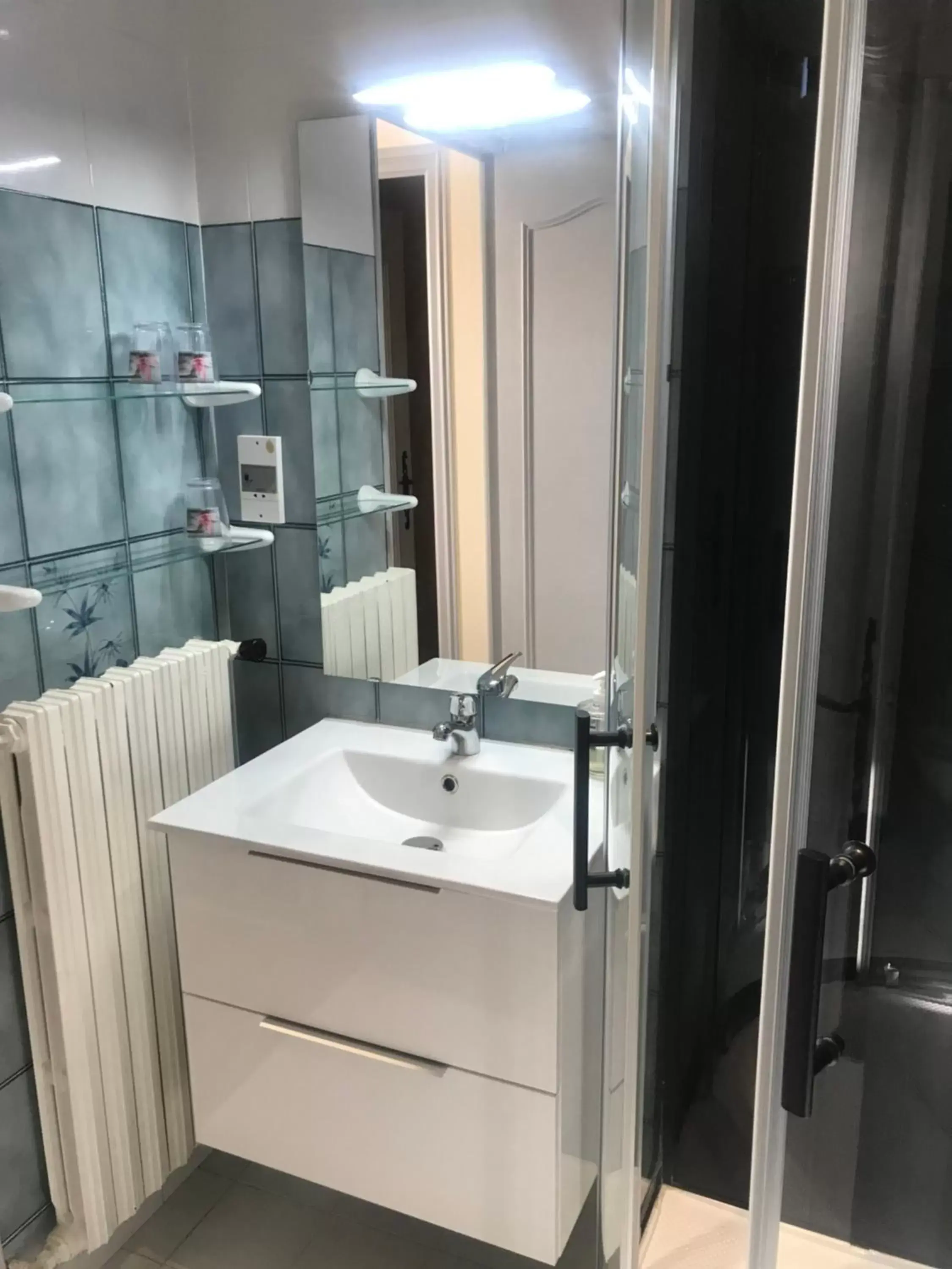 Bathroom in CHAMBRES D'HÔTES CLIMATISÉES avec CUISINE d'ÉTÉ "VILLA GOUR du PEYROL"