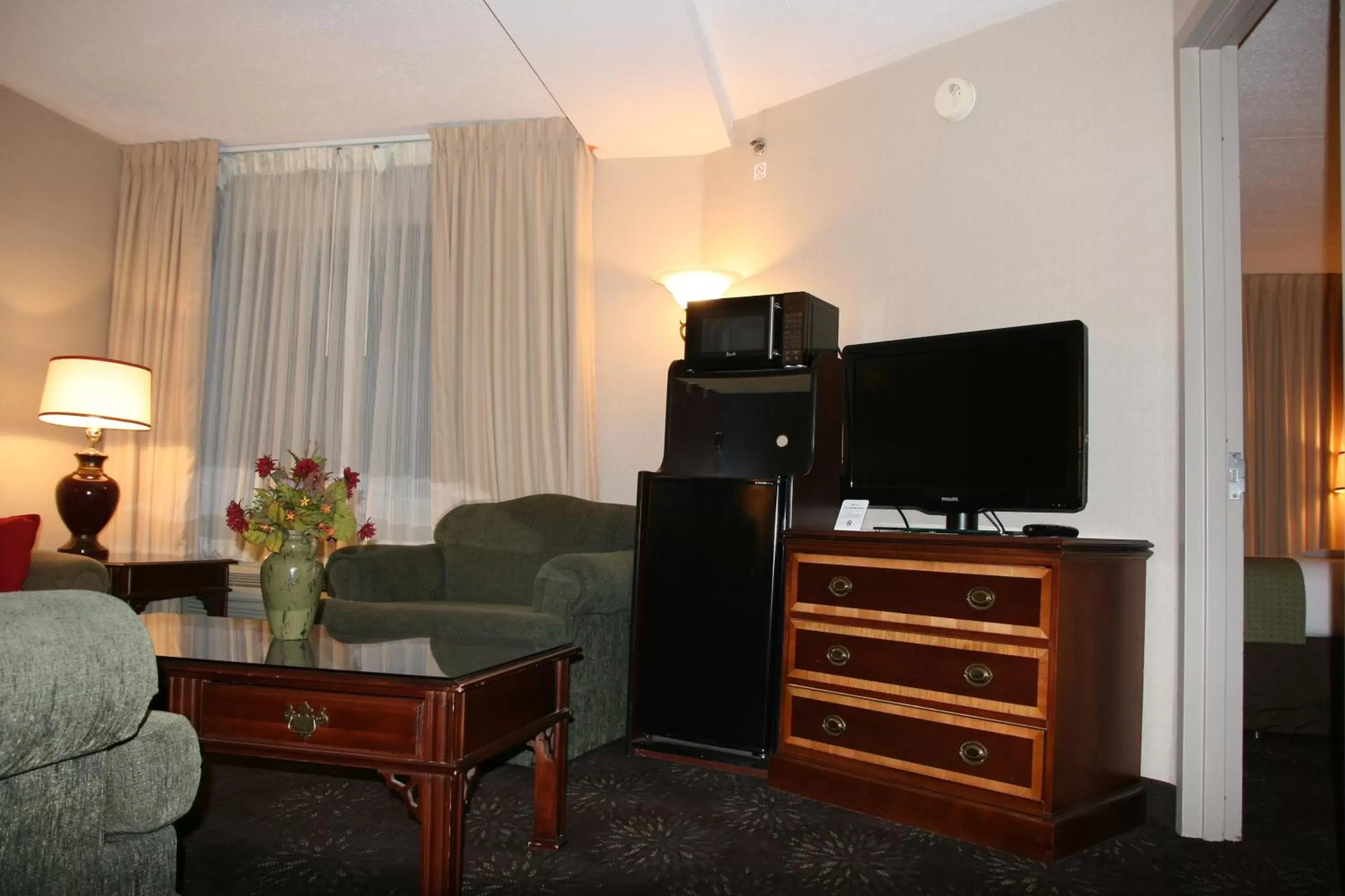 Living room, TV/Entertainment Center in Holiday Inn Budd Lake - Rockaway Area, an IHG Hotel