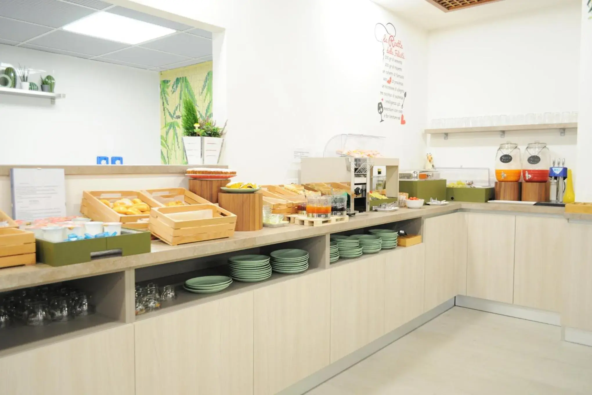 Breakfast, Kitchen/Kitchenette in Hotel Maggiore