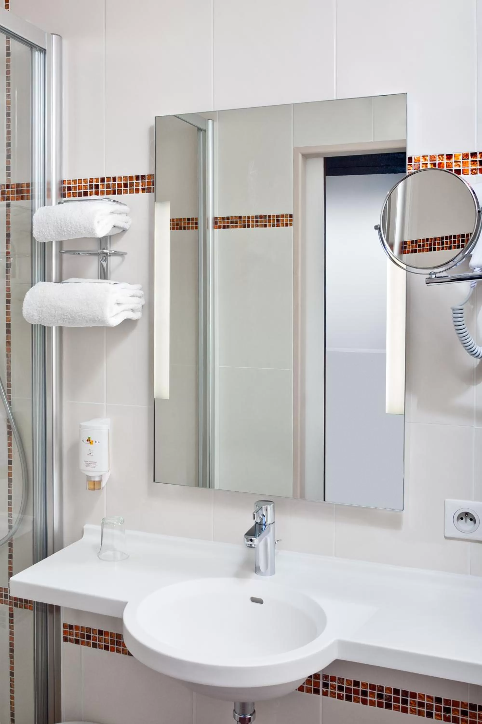 Bathroom in HOTEL ARVERNA VICHY - ClT'HOTEL