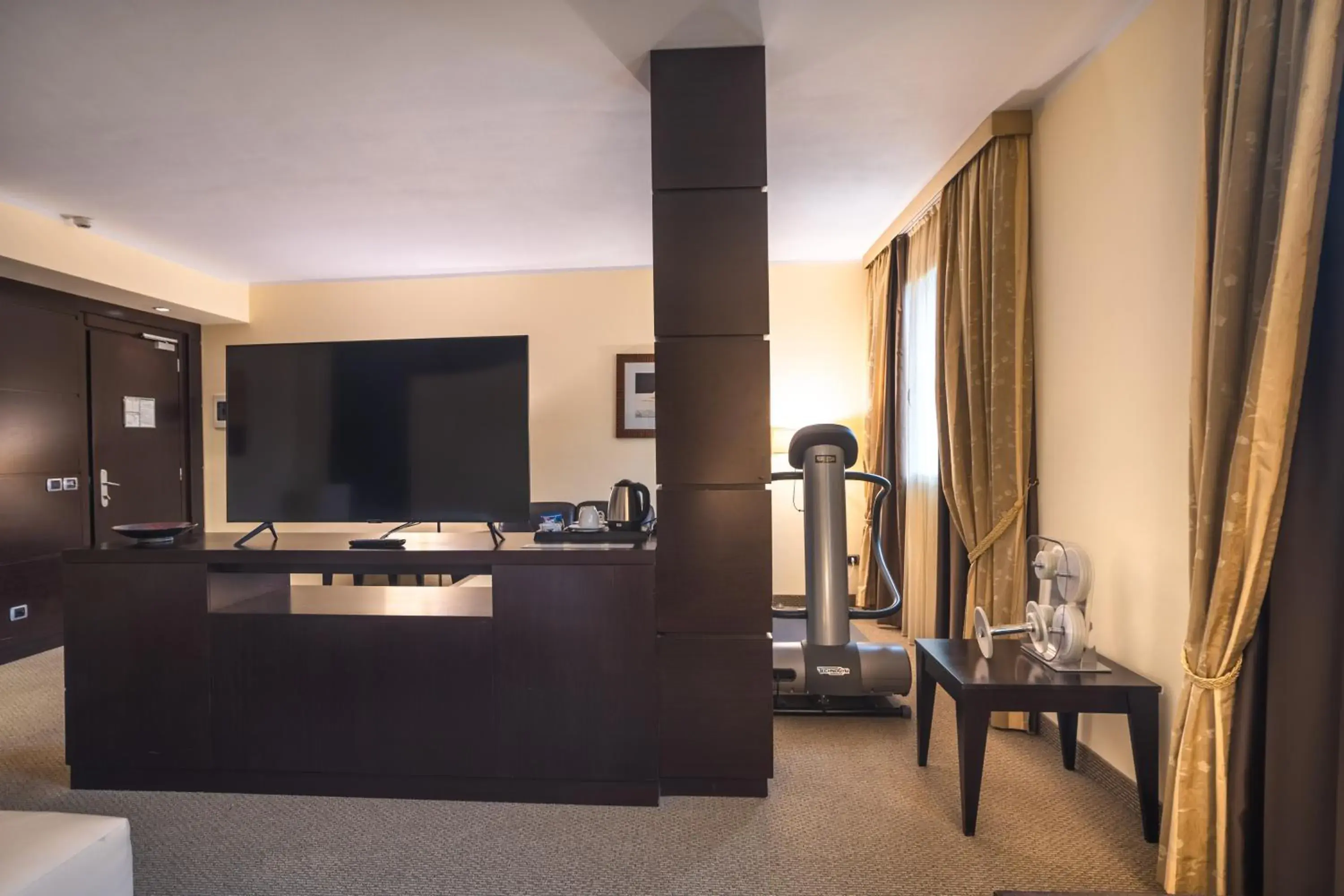 hair dresser, TV/Entertainment Center in Hotel Airone