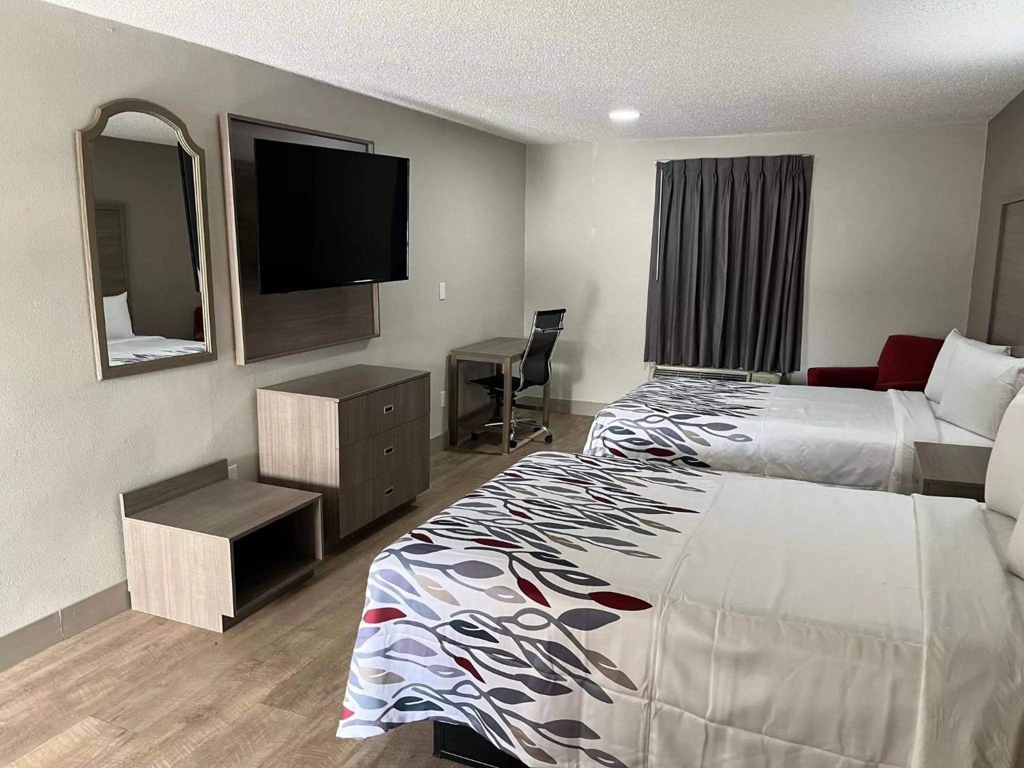 Photo of the whole room, Bed in Mulberry Inn and Plaza