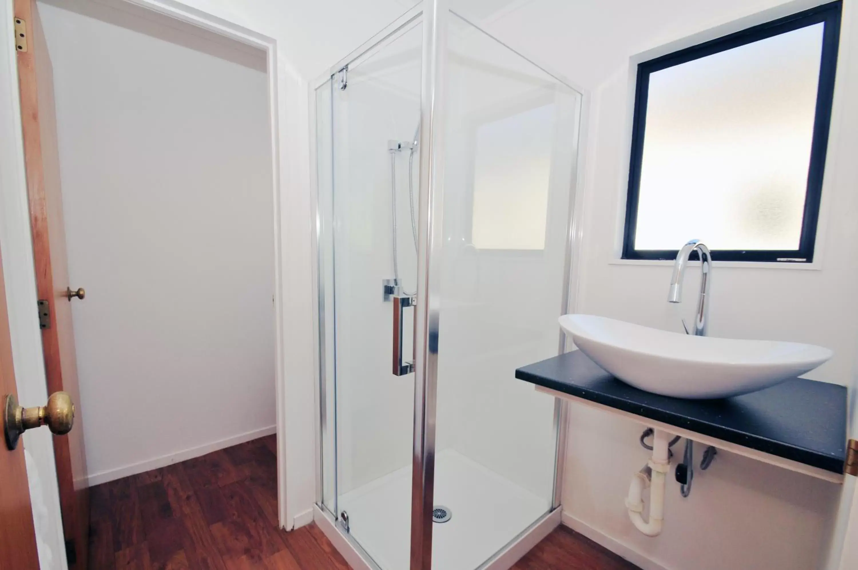 Shower, Bathroom in Auckland Airport Motel