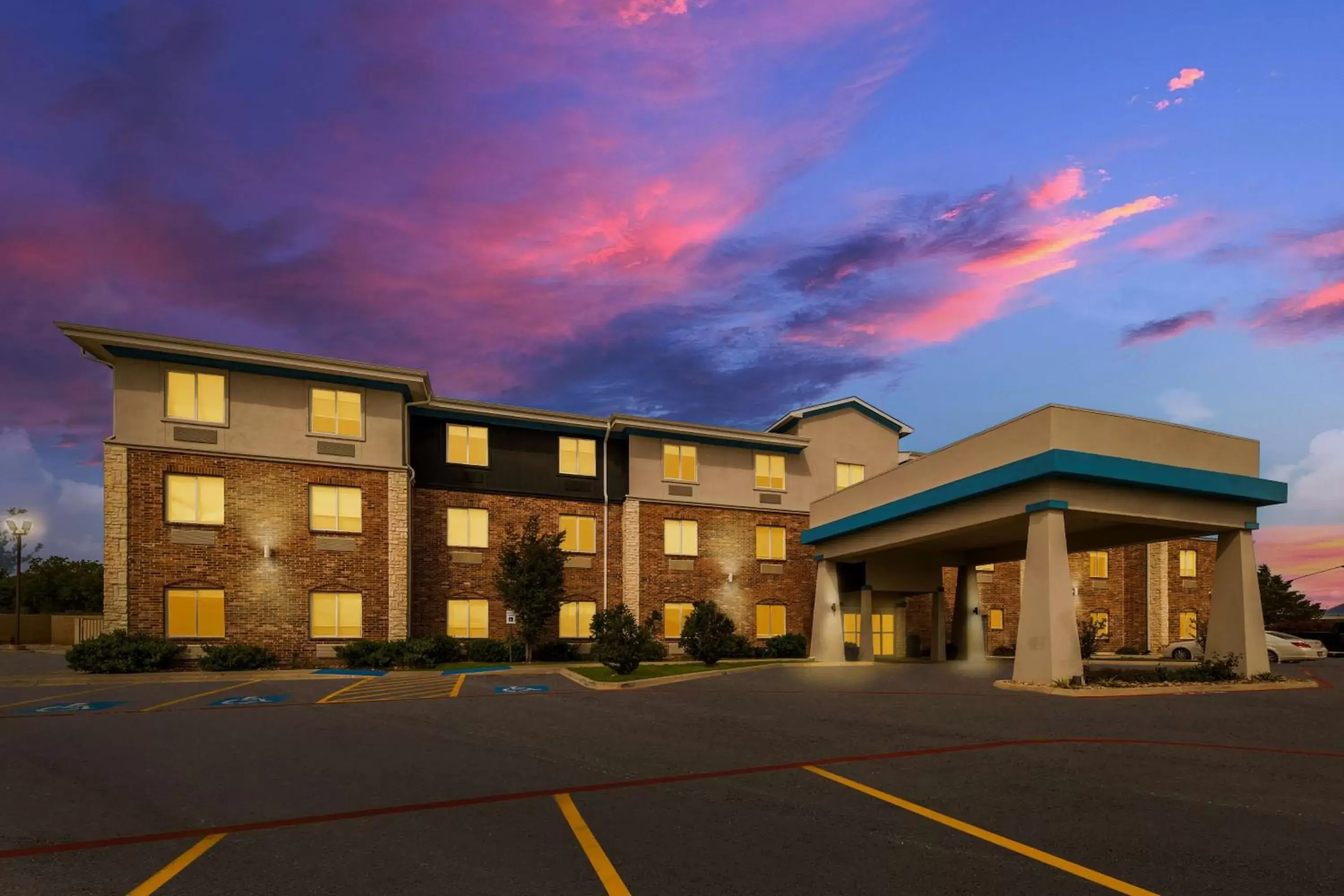 Property Building in Best Western Bowie Inn & Suites