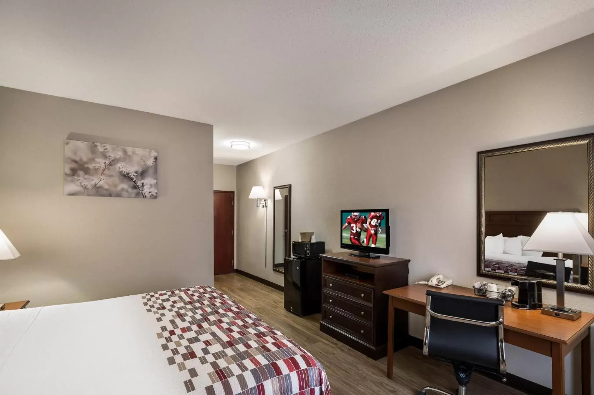 Bedroom, TV/Entertainment Center in Red Roof Inn & Suites Bloomsburg - Mifflinville