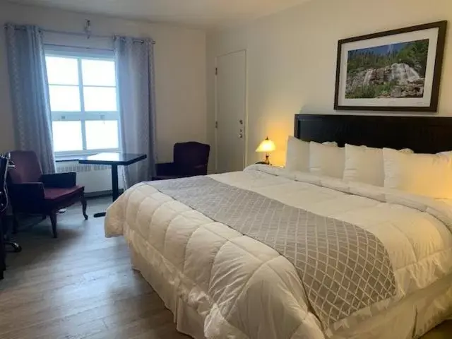 Bed in Hôtel le Manoir Baie-Comeau