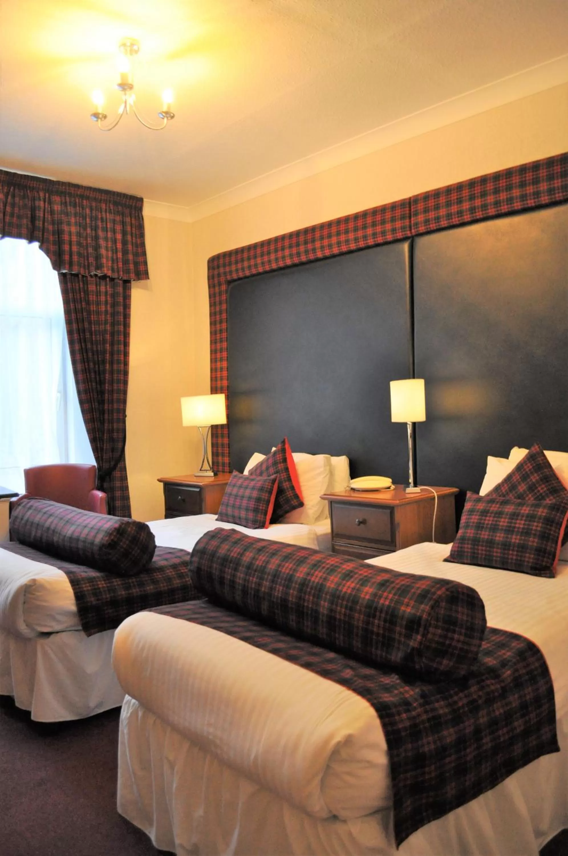 Photo of the whole room, Bed in Argyll Hotel