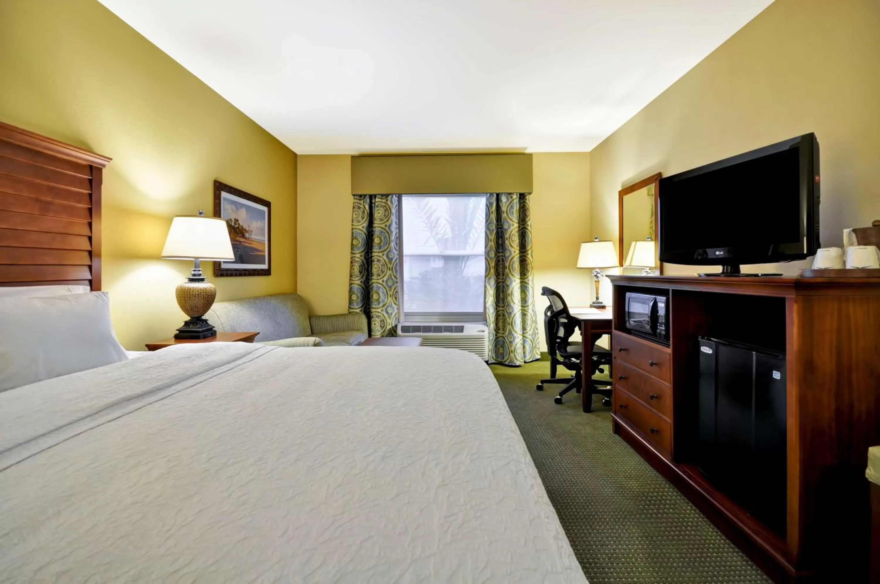 Bed in Hampton Inn & Suites Charleston/Mt. Pleasant-Isle Of Palms