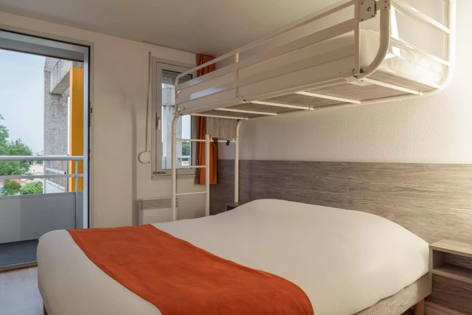 bunk bed, Bed in The Originals Access, Hôtel Recouvrance Saintes