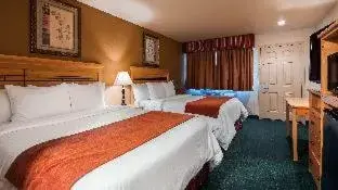 Queen Room with Two Queen Beds and Roll-In Shower - Disability Access/Non-Smoking in BEST WESTERN PLUS Hartford Lodge