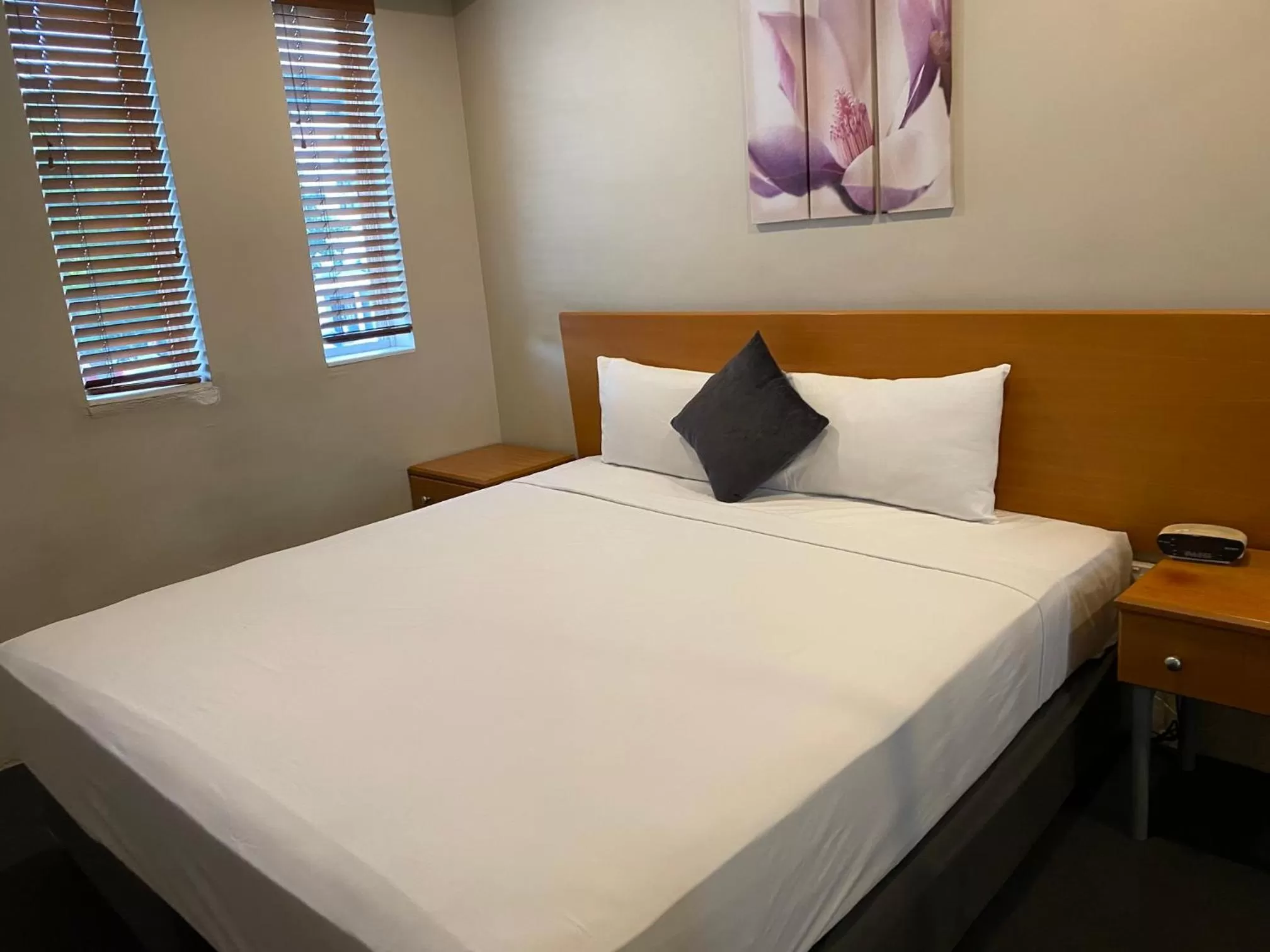 Bed in Cosmopolitan Motel & Serviced Apartments