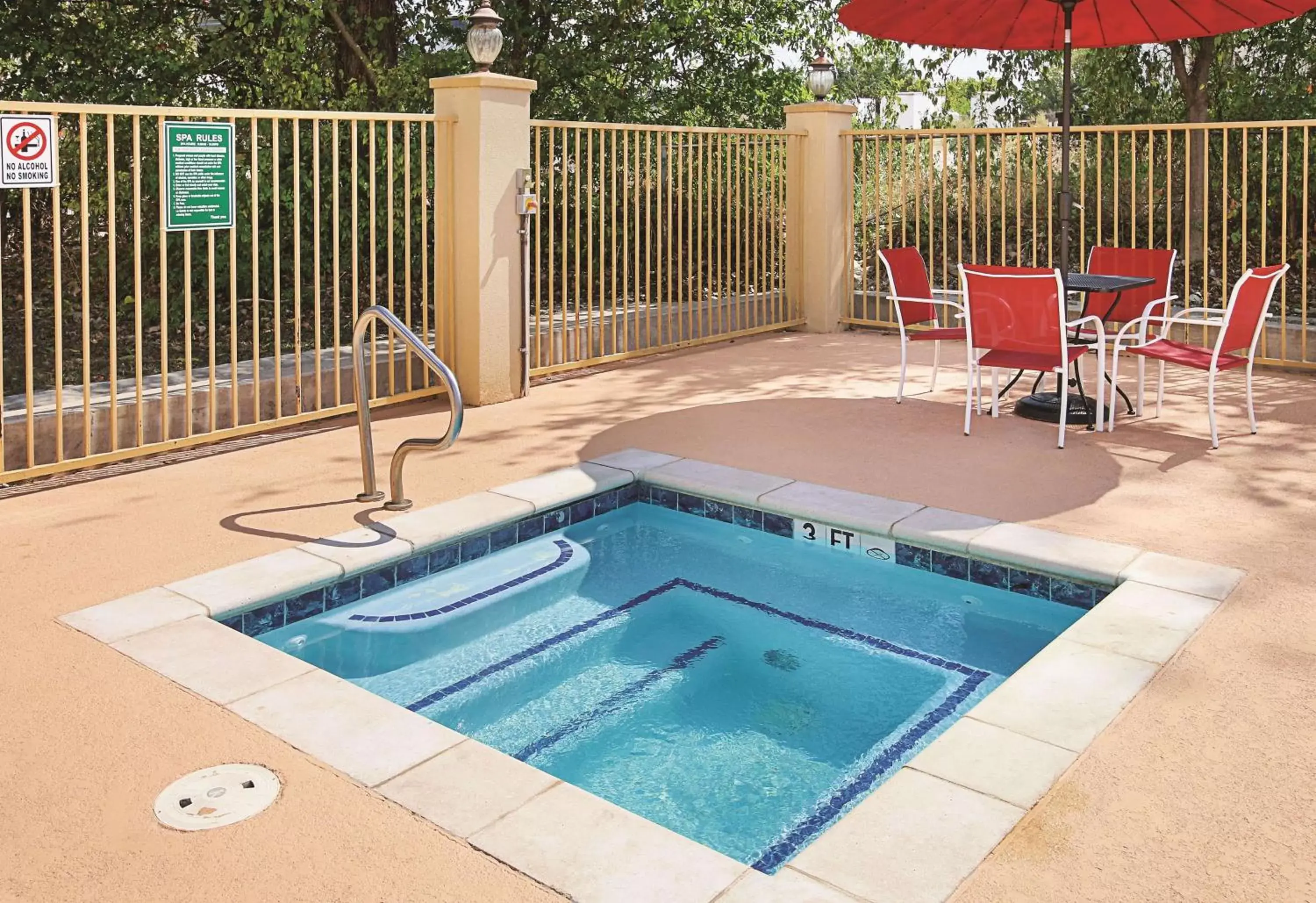 Hot Tub, Swimming Pool in La Quinta Inn & Suites by Wyndham South Dallas - Hutchins